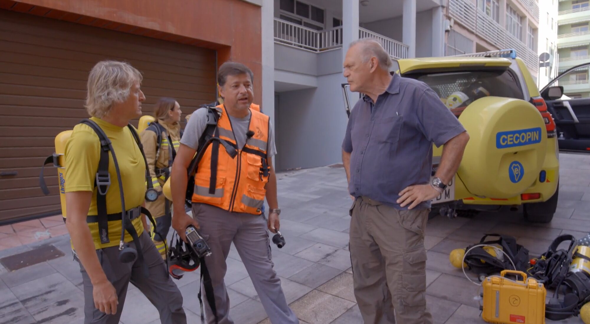 Jesús Calleja y Pedro Piqueras visitan la zona de exclusión de La Palma en 'Planeta Calleja'