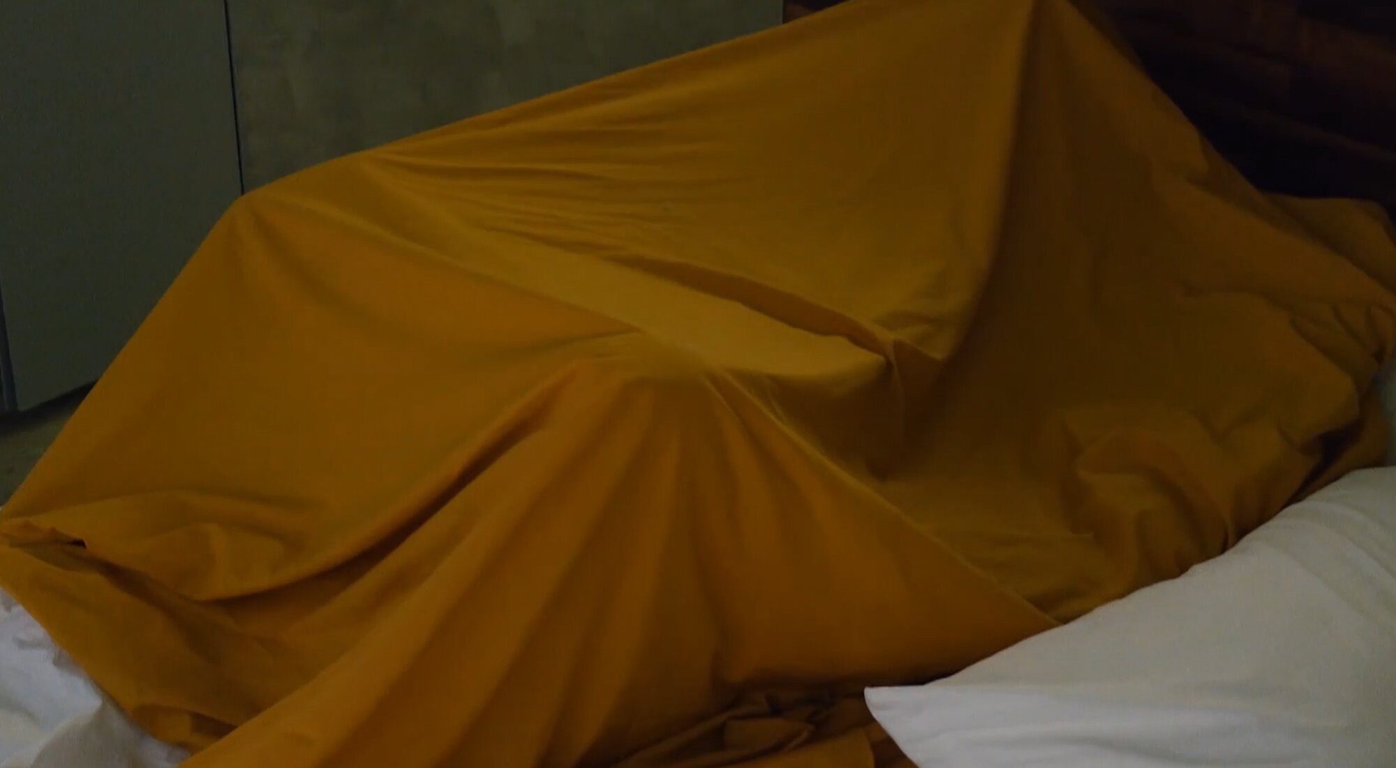 Naomi y Napoli se toquetean bajo las sábanas en 'La isla de las tentaciones'