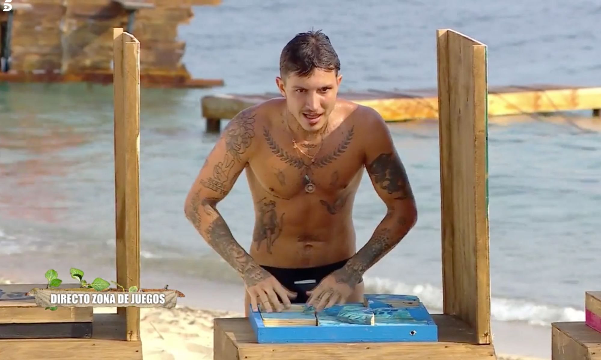 Jonan Wiergo completando el puzzle en 'Supervivientes'