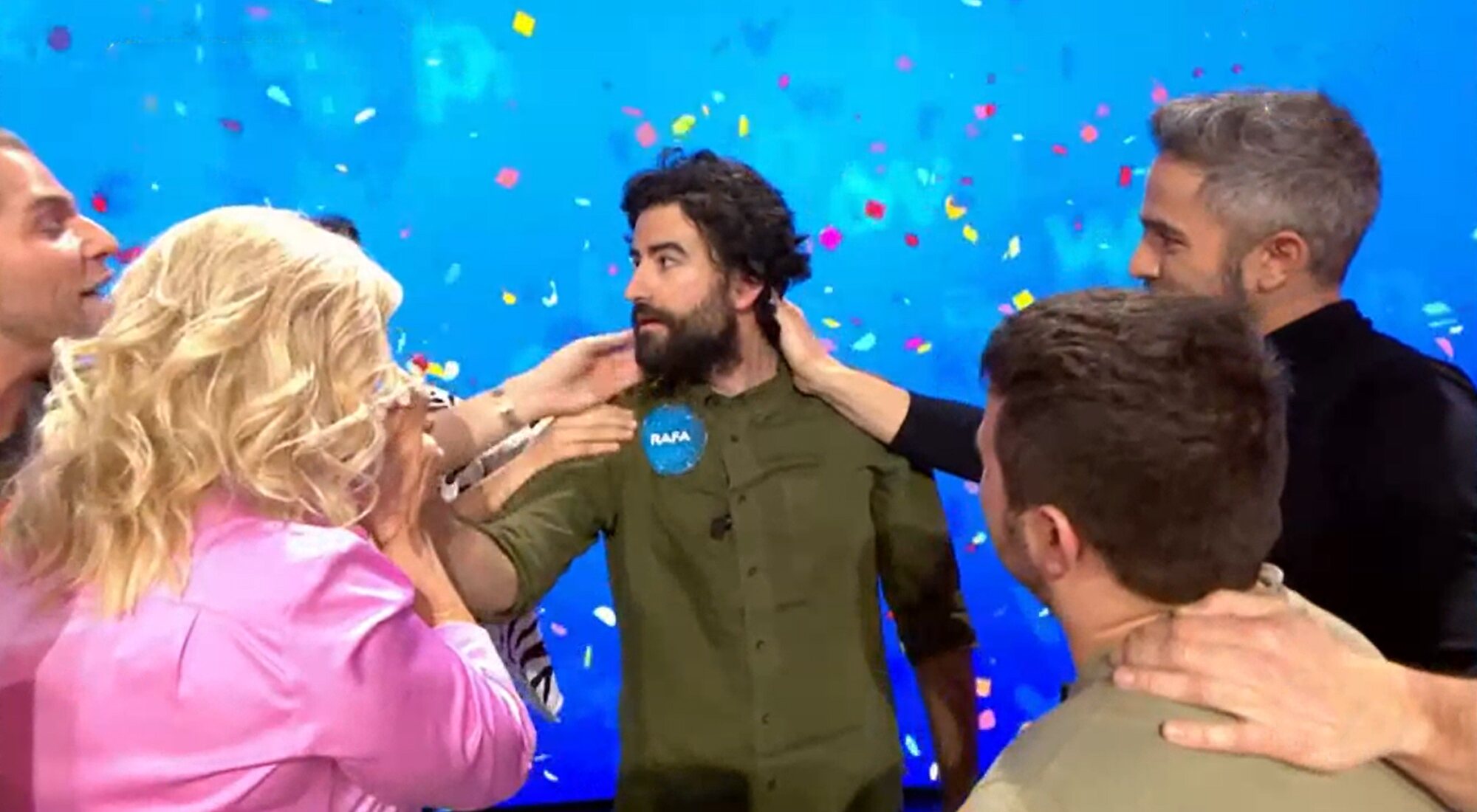 Rafa Castaño, perplejo mientras lo felicitan por su victoria en 'Pasapalabra'