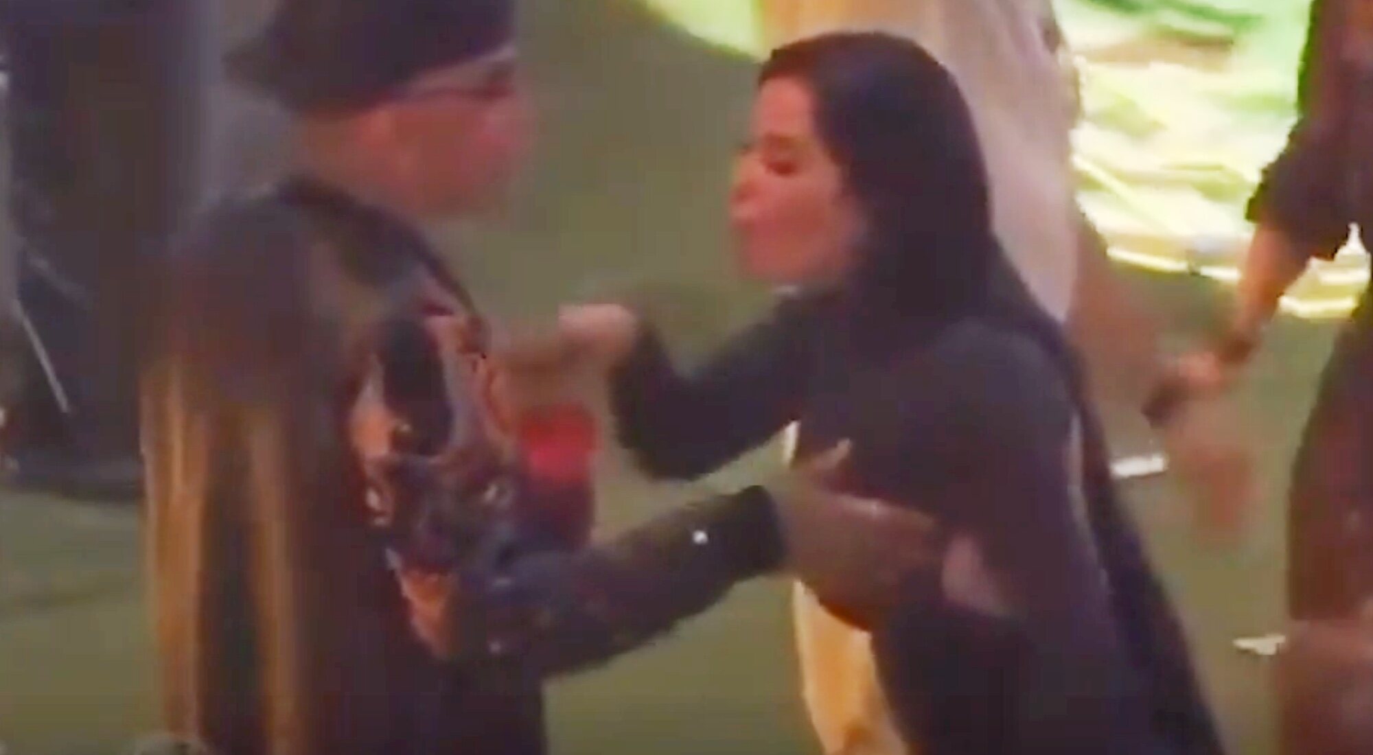 Mc Guimé le toca el pecho a Dania Méndez en &#39;Big Brother Brasil&#39;