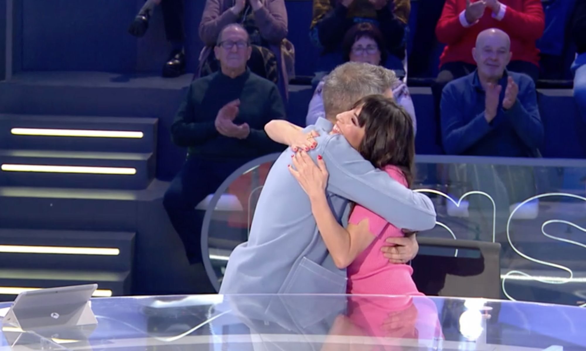 Almudena Cid y Roberto Leal se abrazan en 'Pasapalabra'