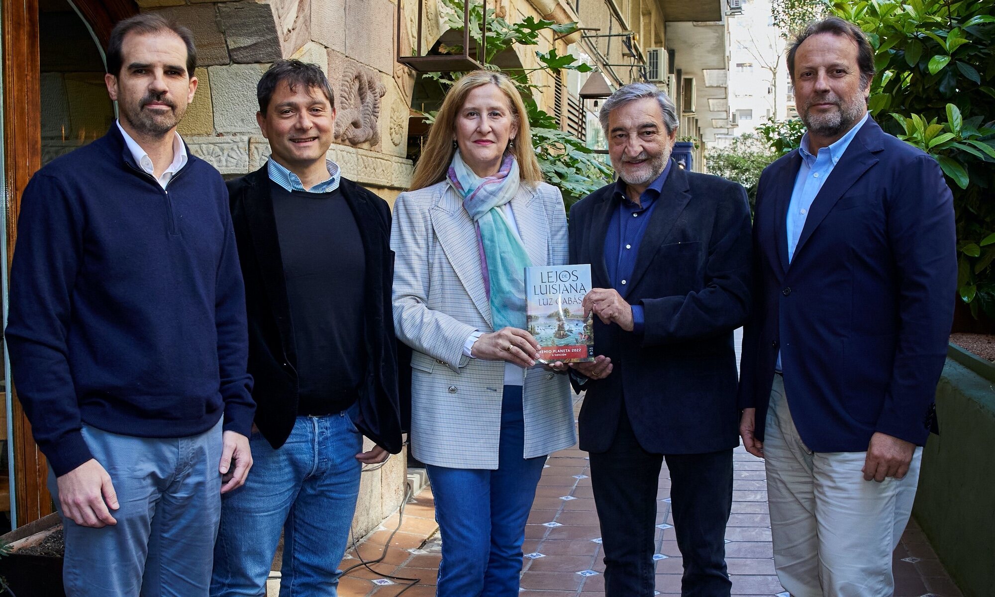 Emilio Amaré, director general de Plano a Plano; Francisco Javier Sanz, director de Book&Film Rights Planeta; Luz Gabás; César Benítez, presidente de Plano a Plano y Joaquín Álvarez de Toledo, Director General Editoriales Especializadas e Innovación. División editorial Grupo Planeta