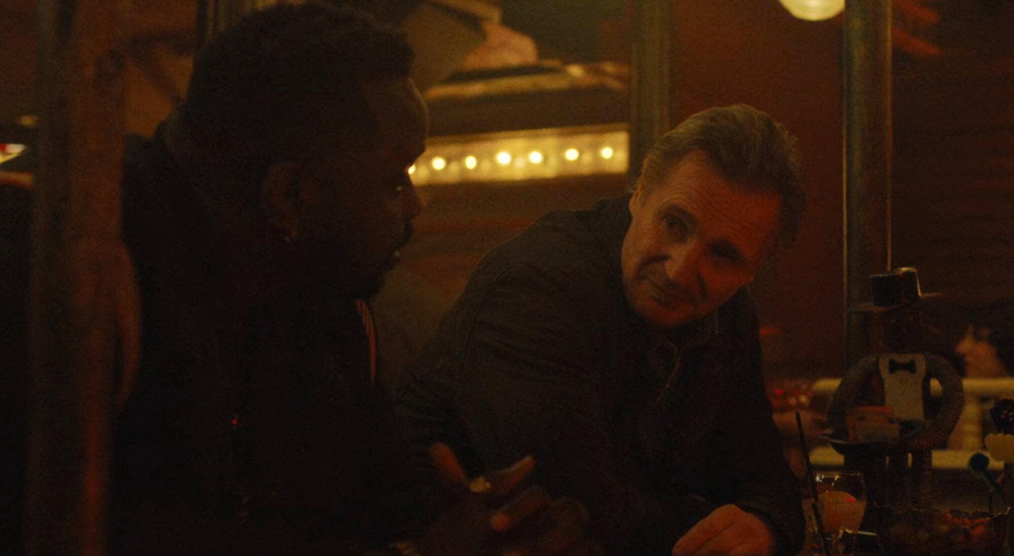 Brian Tyree Henry y Liam Neeson en 'Atlanta'