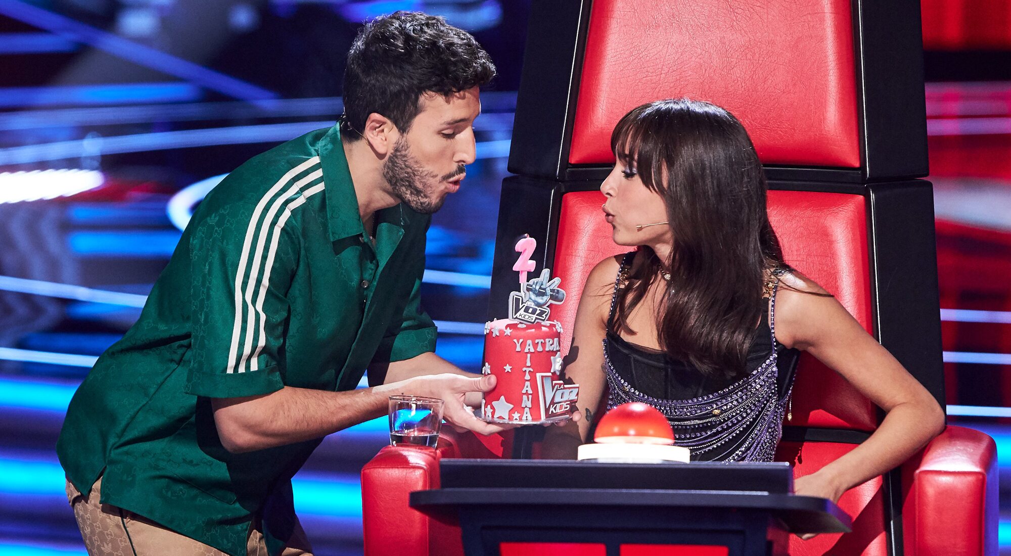 Sebastián Yatra y Aitana soplan las velas de su tarta por su segunda edición en 'La Voz Kids'
