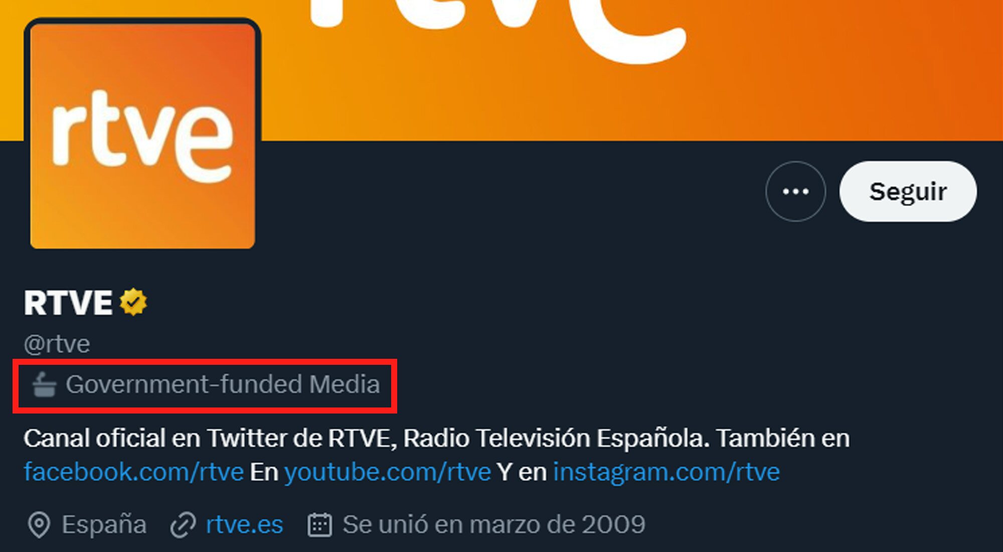 La cuenta de RTVE en Twitter, identificada con la etiqueta "Medio financiado por el Gobierno"