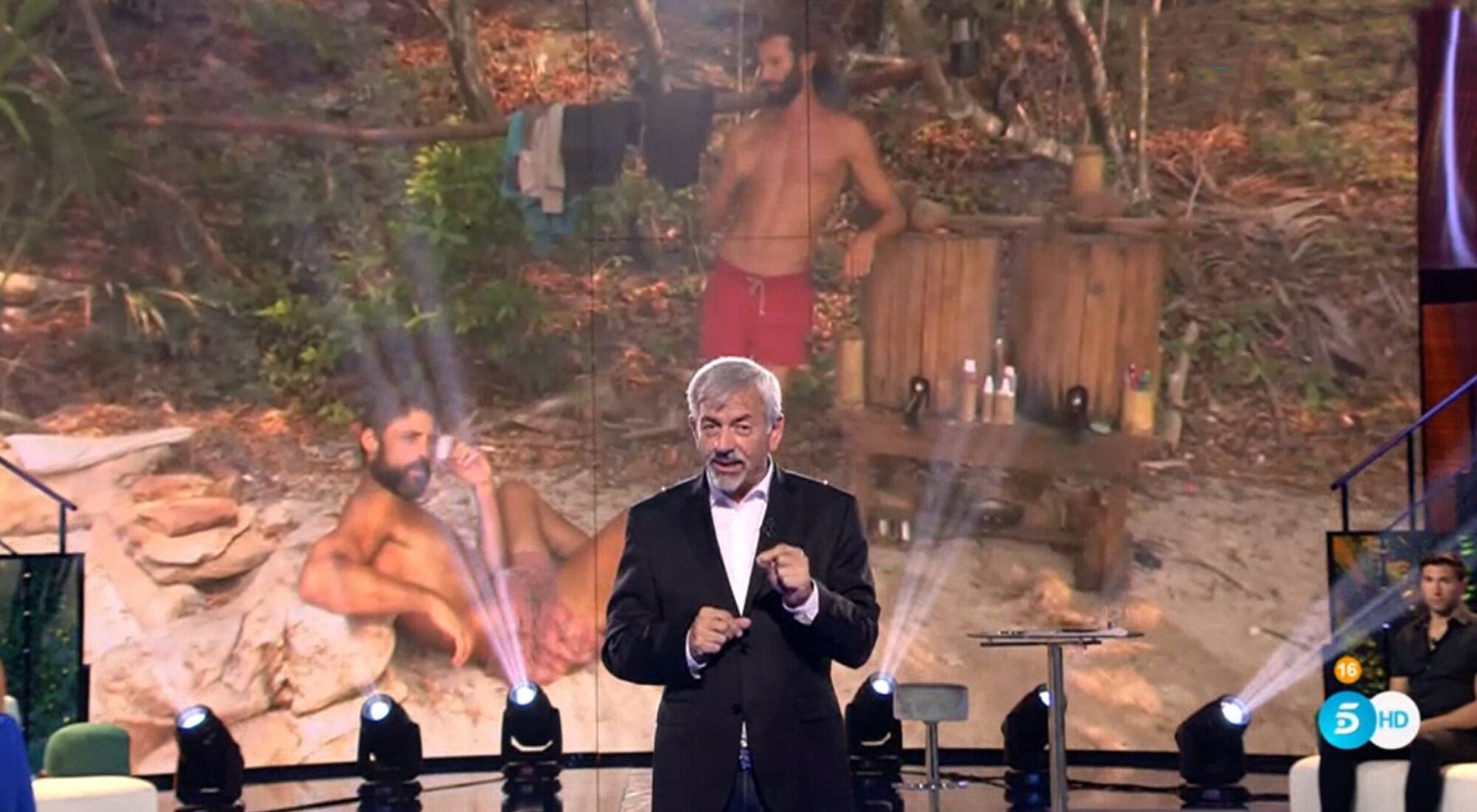 Carlos Sobera comunica la unión de los Olvidados con el resto de concursantes de 'Supervivientes 2023'