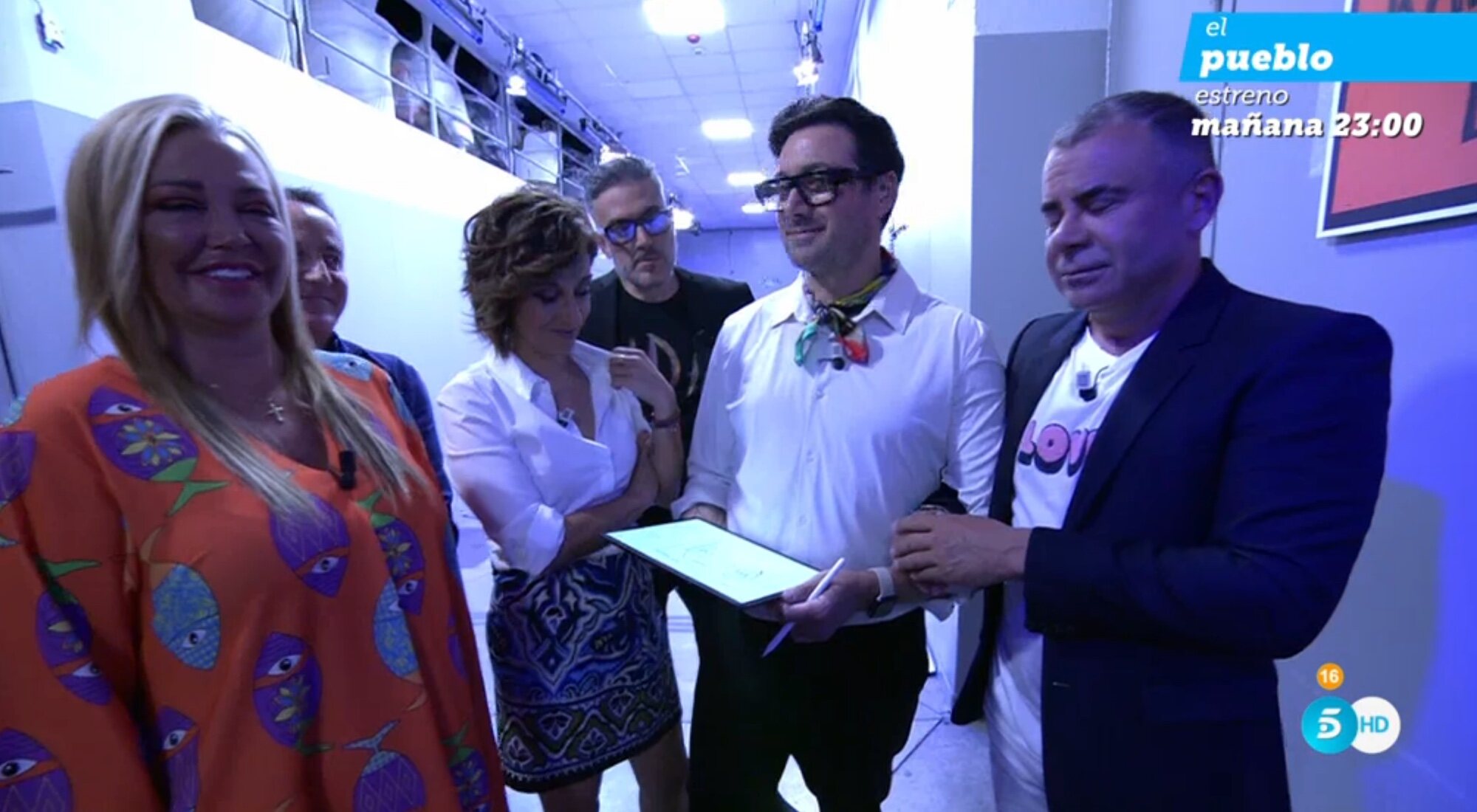 Los colaboradores de 'Sálvame' colgando el cartel de "se traspasa"