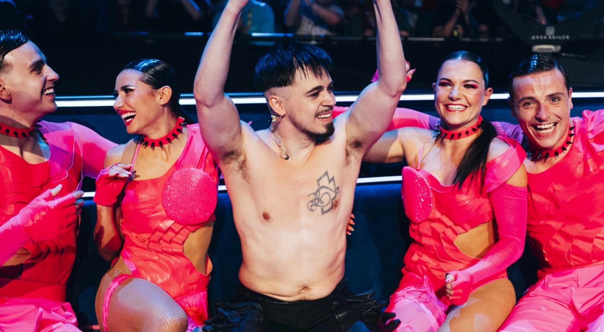 El representante de Finlandia y su equipo durante la primera semifinal de Eurovisión 2023