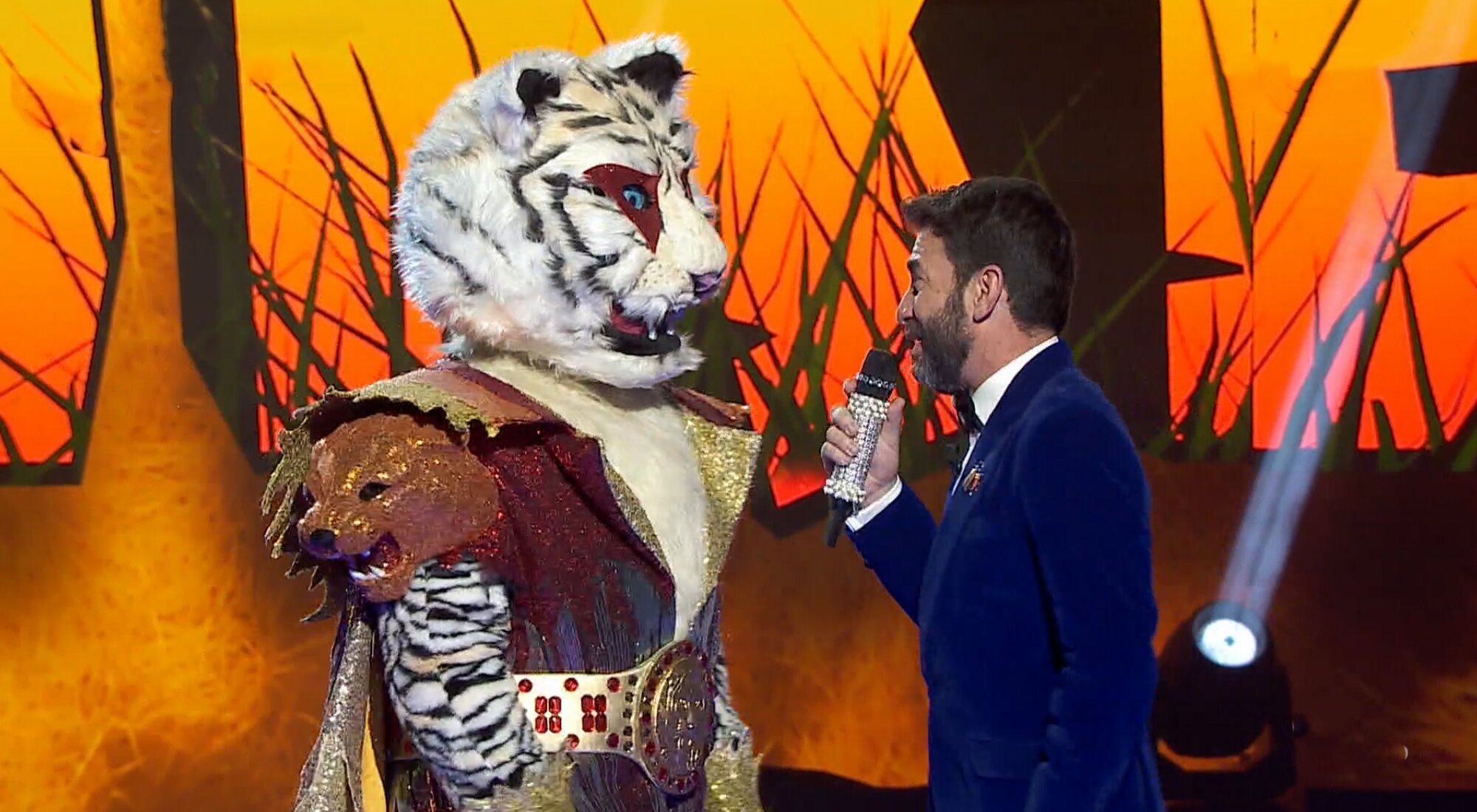 Arturo Valls charla con Tigre en el estreno de 'Mask Singer 3'