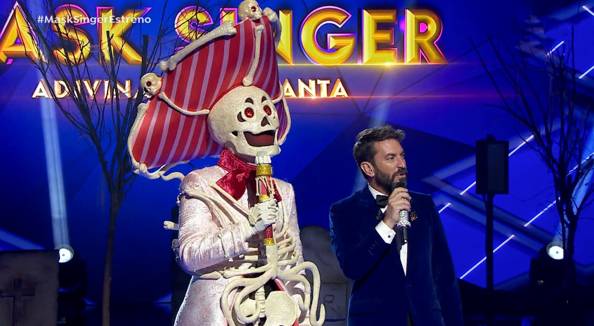 Esqueleto y Arturo Valls en el primer programa de 'Mask Singer 3'
