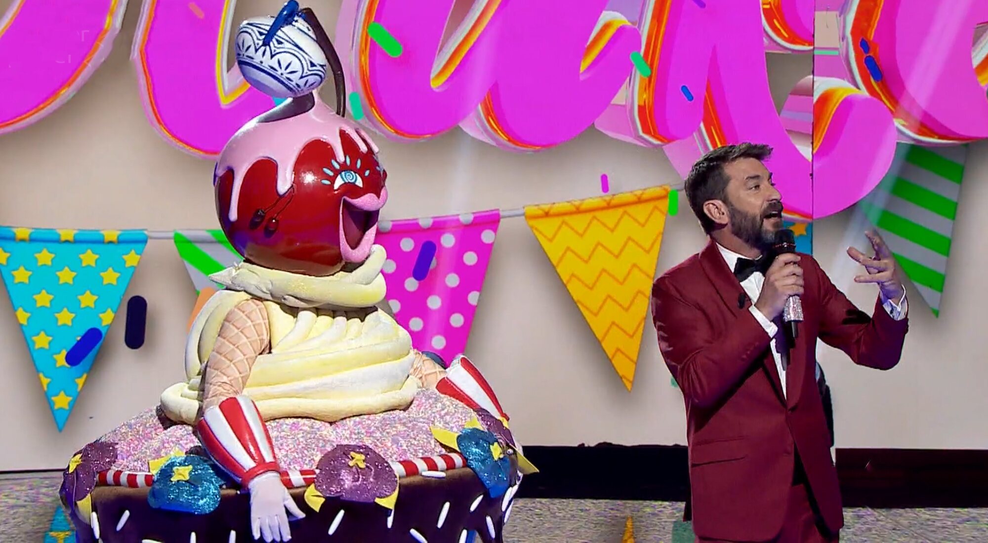 Cupcake junto a Arturo Valls en el segundo programa de 'Mask Singer 3'