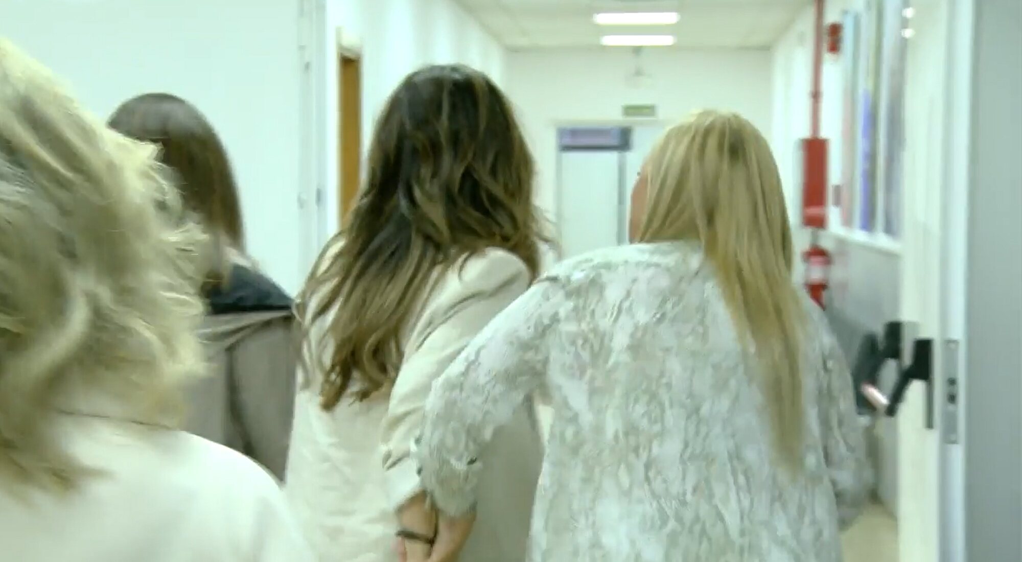 Belén Esteban trata de calmar a una cabreada Raquel Bollo, en los pasillos de Mediaset, tras su irrupción en 'Sálvame'