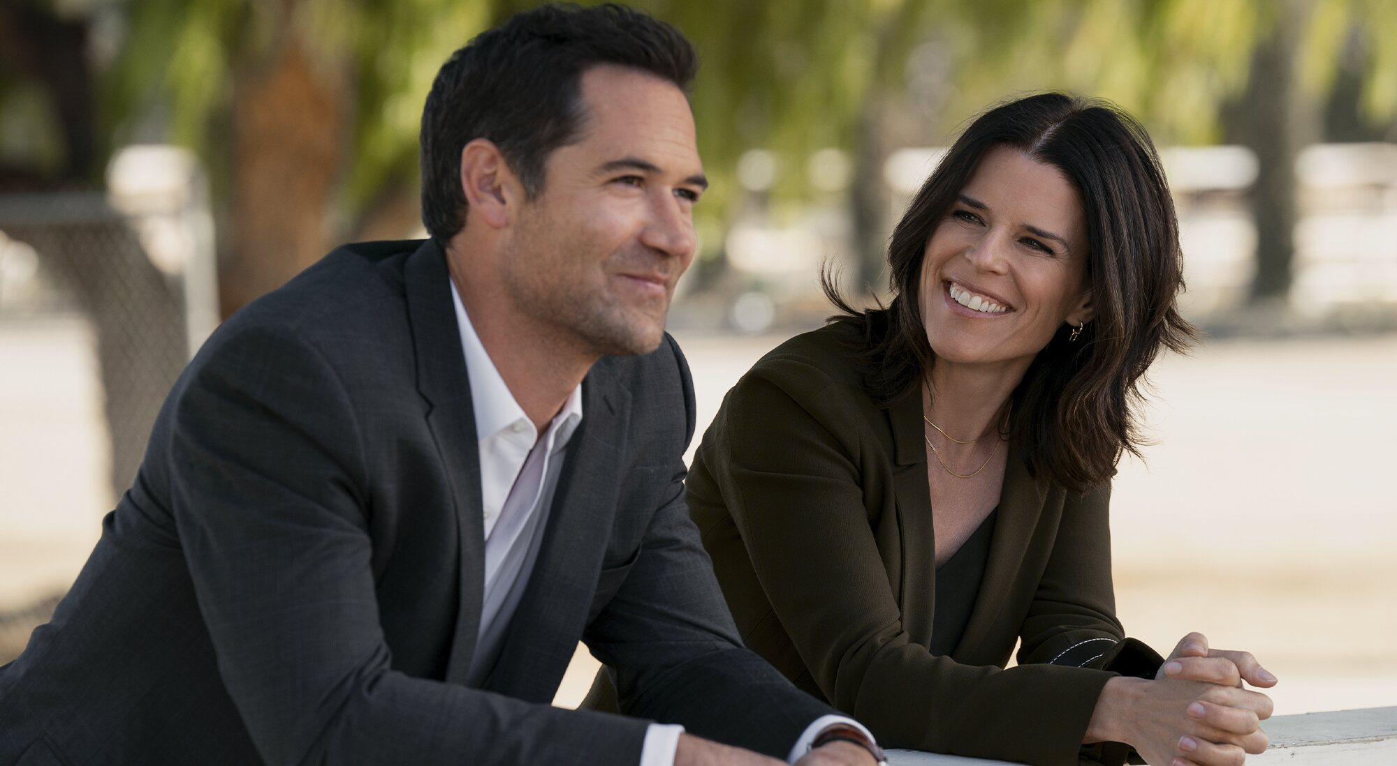 Manuel Garcia-Rulfo y Neve Campbell en 'El abogado del Lincoln'