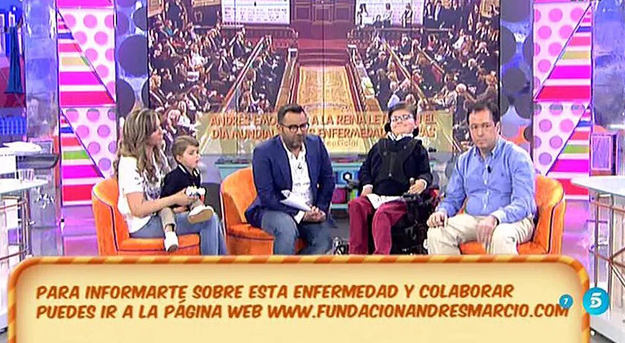 Jorge Javier junto a algunos invitados de la sección "Sálvame social"