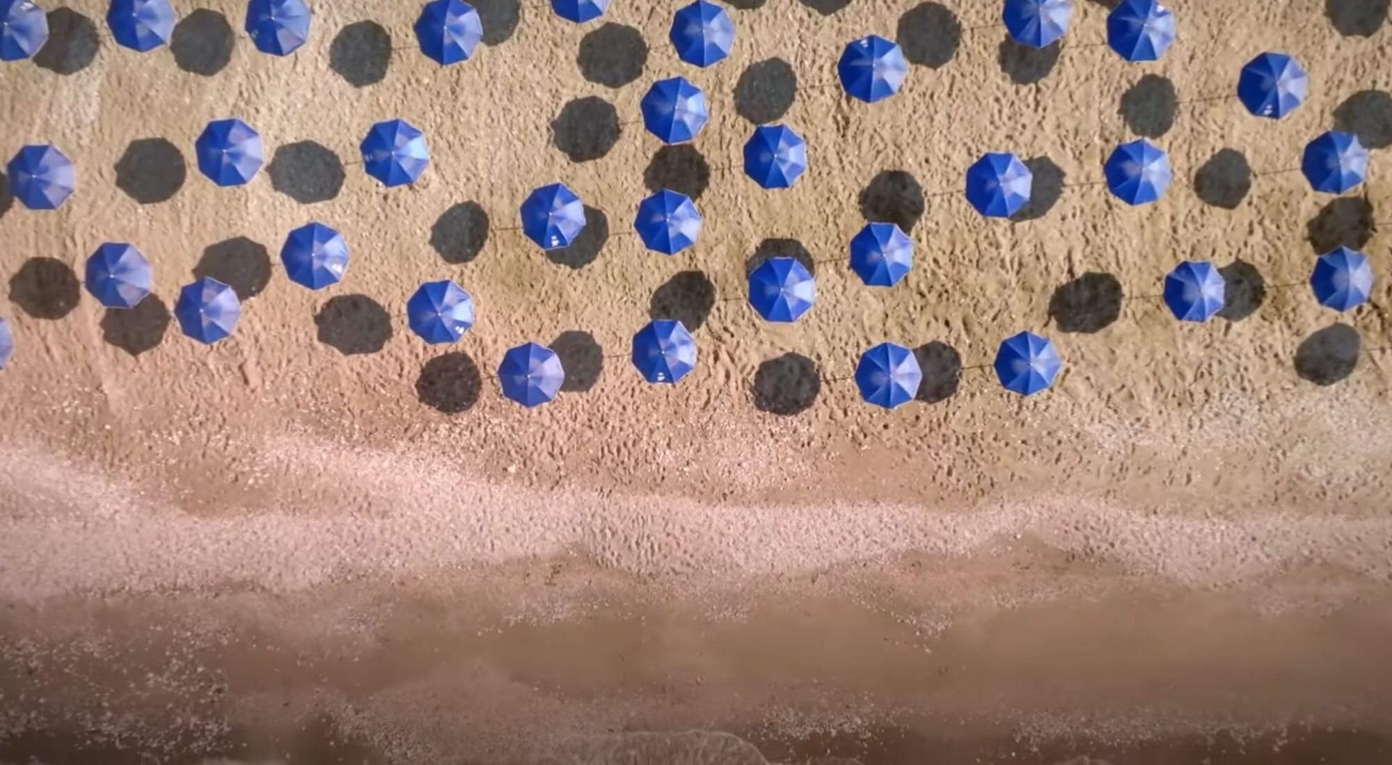 Sombrillas azules en un vídeo de la campaña "verano azul" del Partido Popular