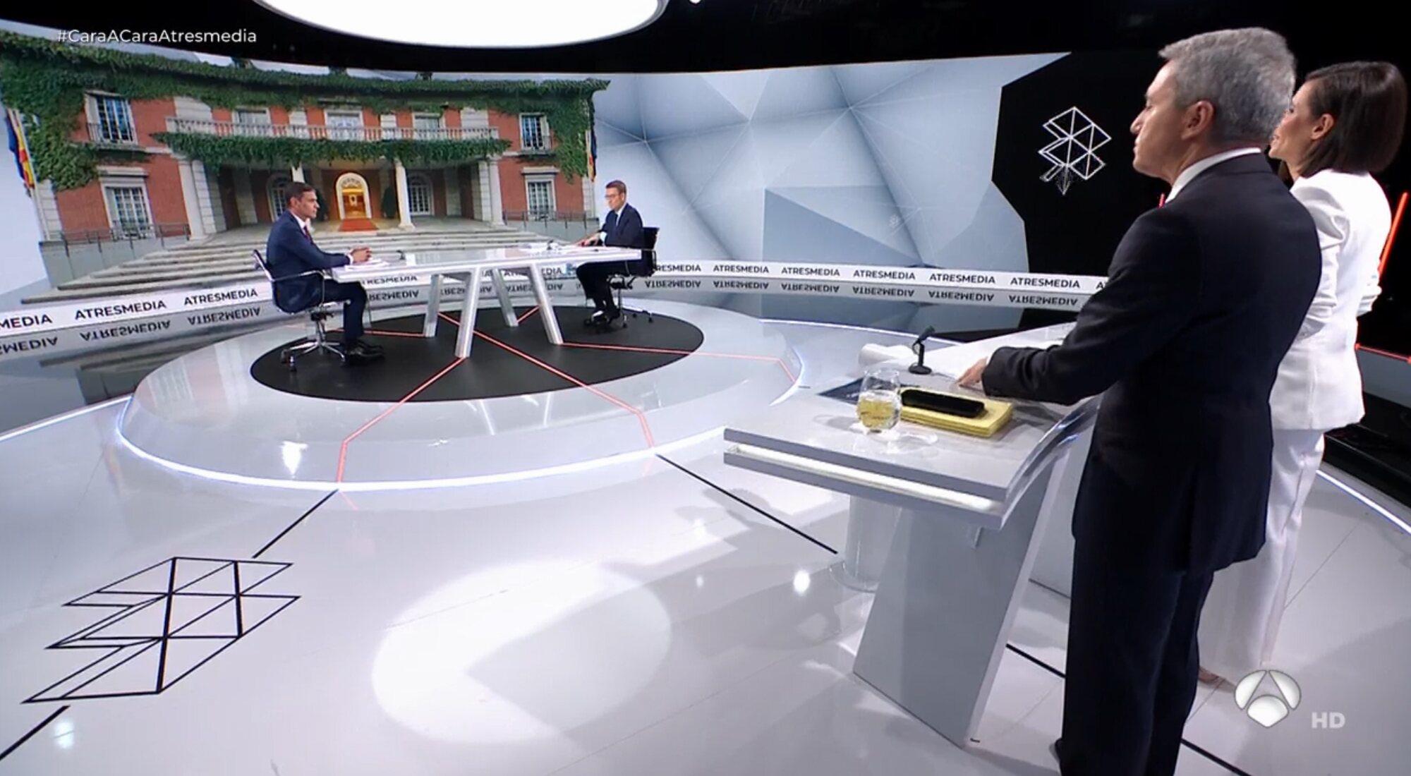 Pedro Sánchez y Alberto Núñez Feijóo ante los moderadores de su cara a cara en Atresmedia