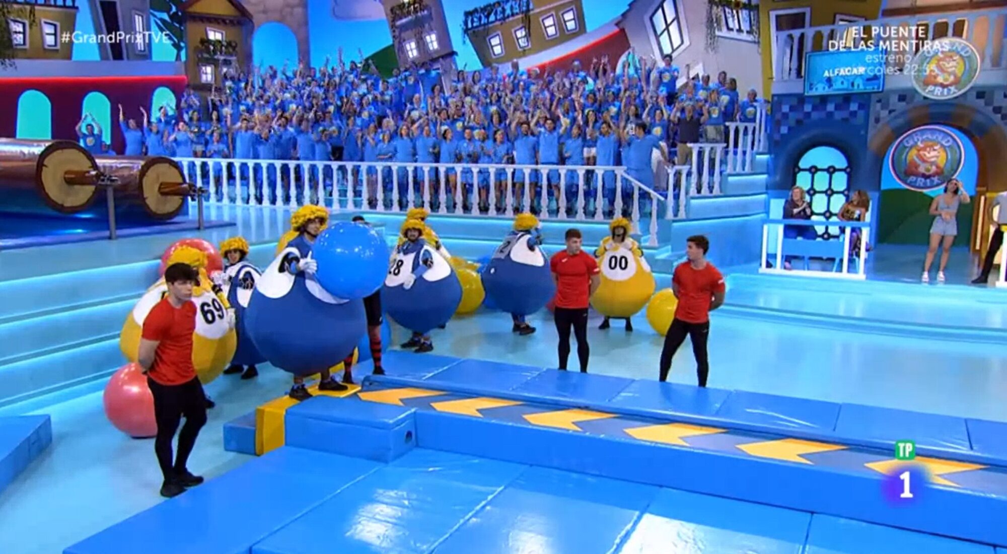 Los concursantes de Alfacar y Colmenarejo en el juego "Baloncesto en pañales"