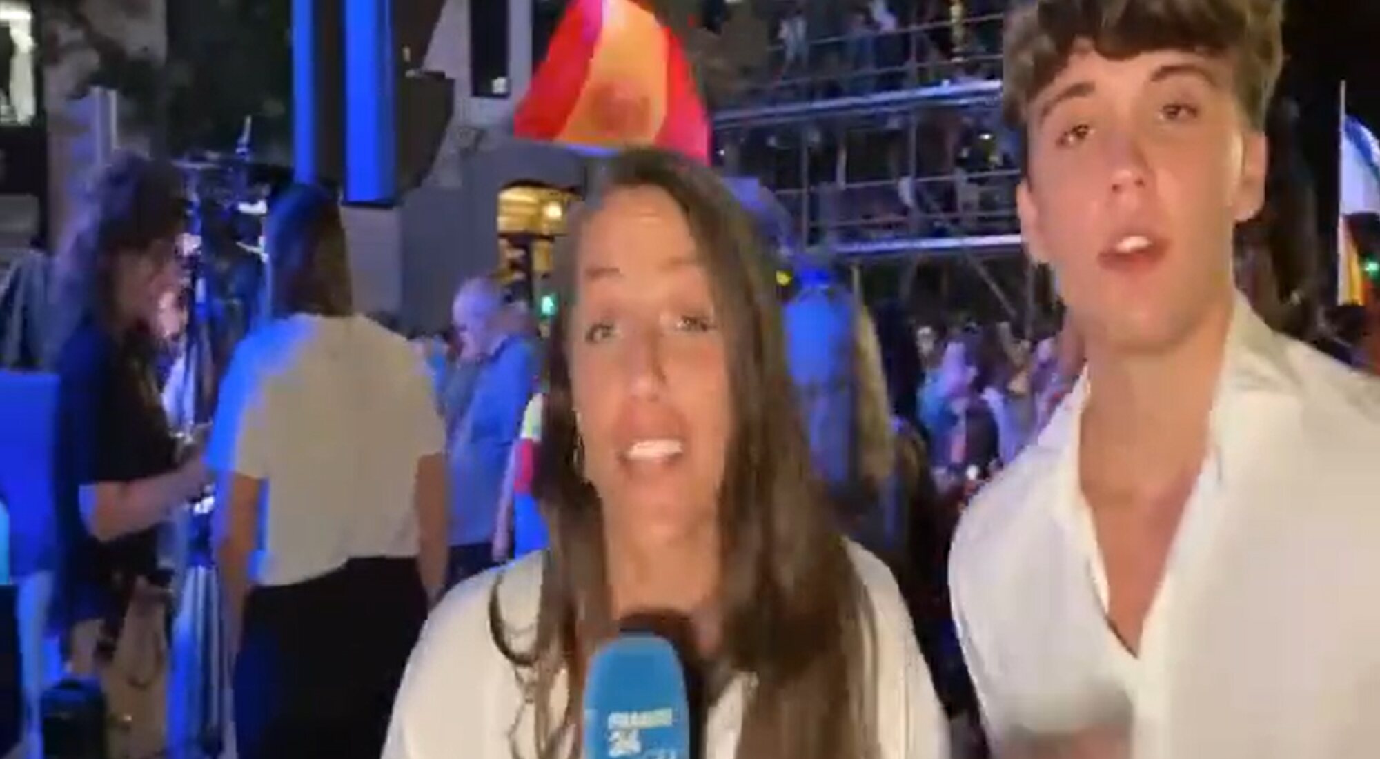 Un joven interrumpe a la periodista Elise Ganzengel durante una conexión