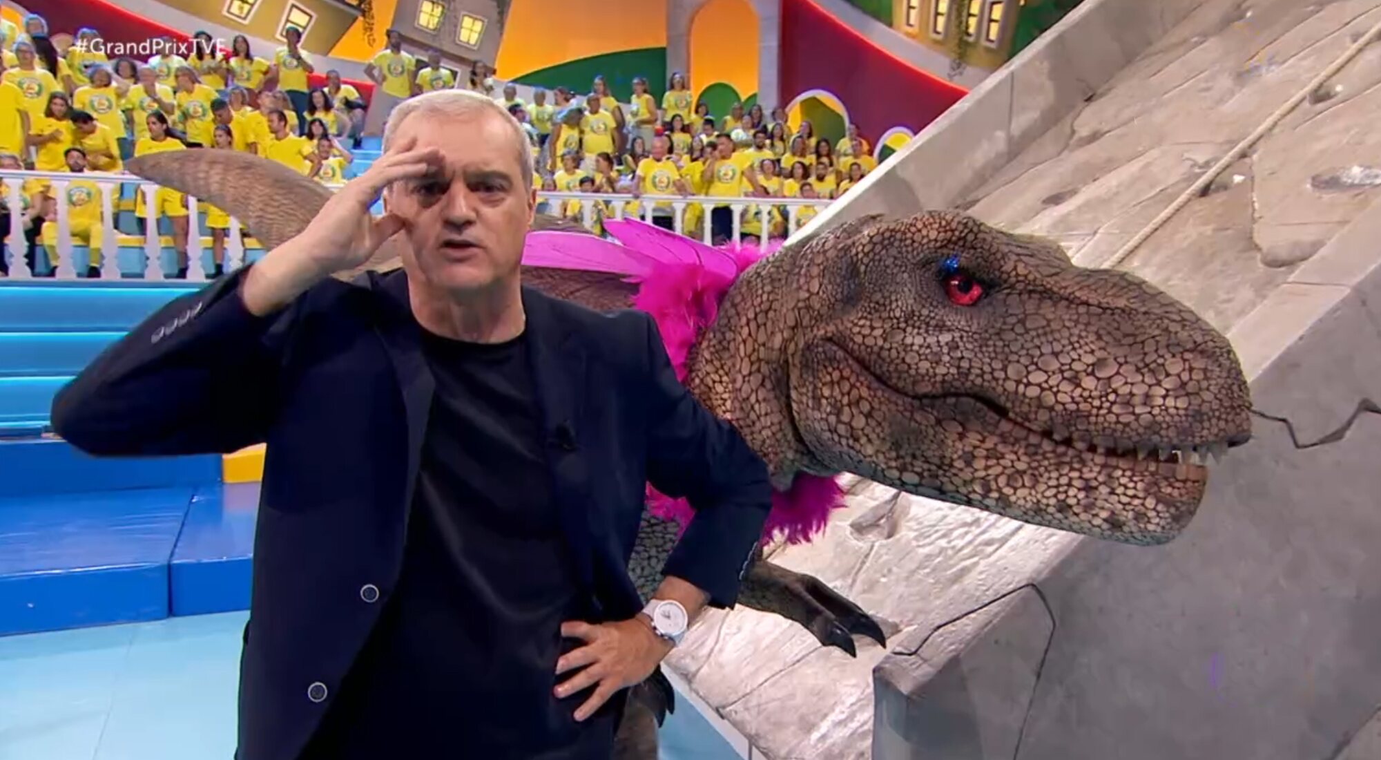 Ramón García junto al dinosaurio del 'Grand Prix' decorado al estilo drag