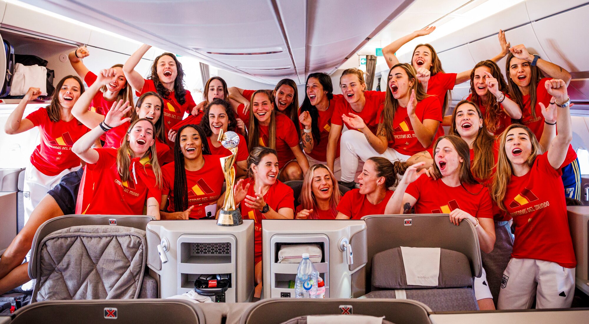 Las Campeonas del Mundial en su vuelo de regreso a España