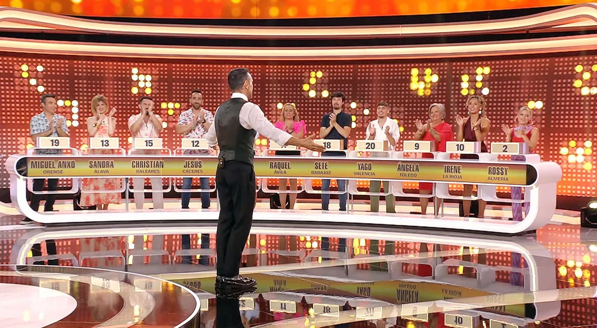 Jesús Vázquez junto a algunos concursantes de '¡Allá tú!'