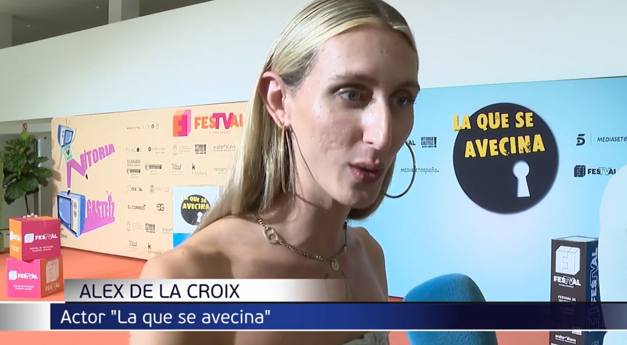 Captura del reportaje de 'La que se avecina' de 'Informativos Telecinco' con Alex de la Croix