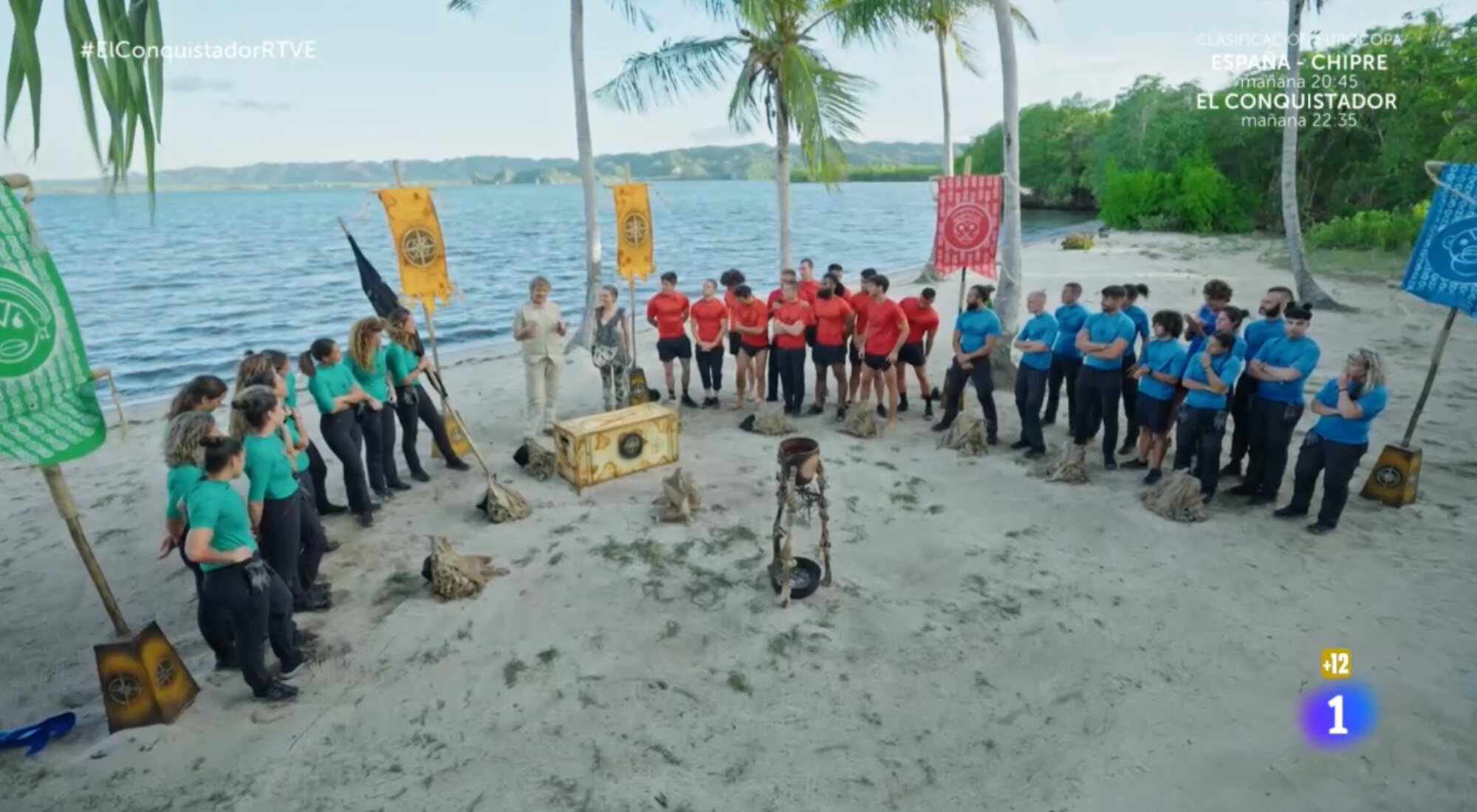 Los presentadores de 'El conquistador' junto a los equipos de concursantes en el primer programa