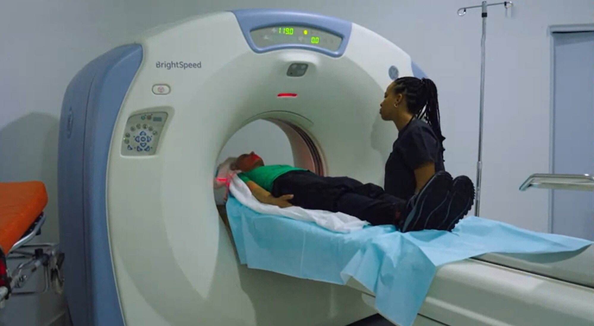 Perla en una de las pruebas médicas que le realizaron tras ser evacuada en &#39;El conquistador&#39;