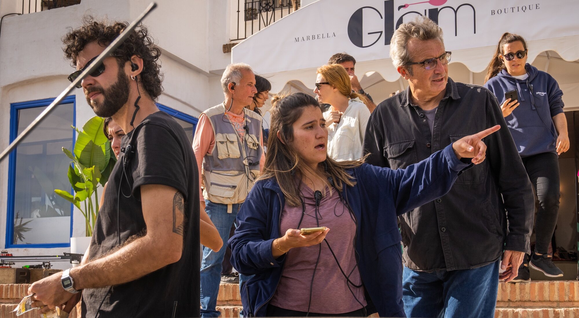 Mariano Barroso dirigiendo una escena de 'Los Farad'