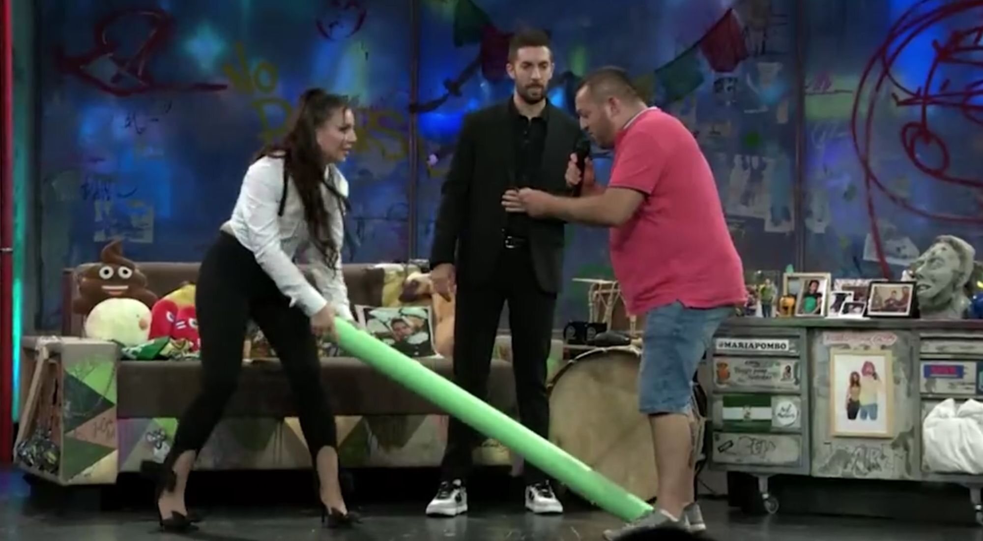 Inés Hernand enseñando "Patada en los huevos" a David Broncano en 'La resistencia'