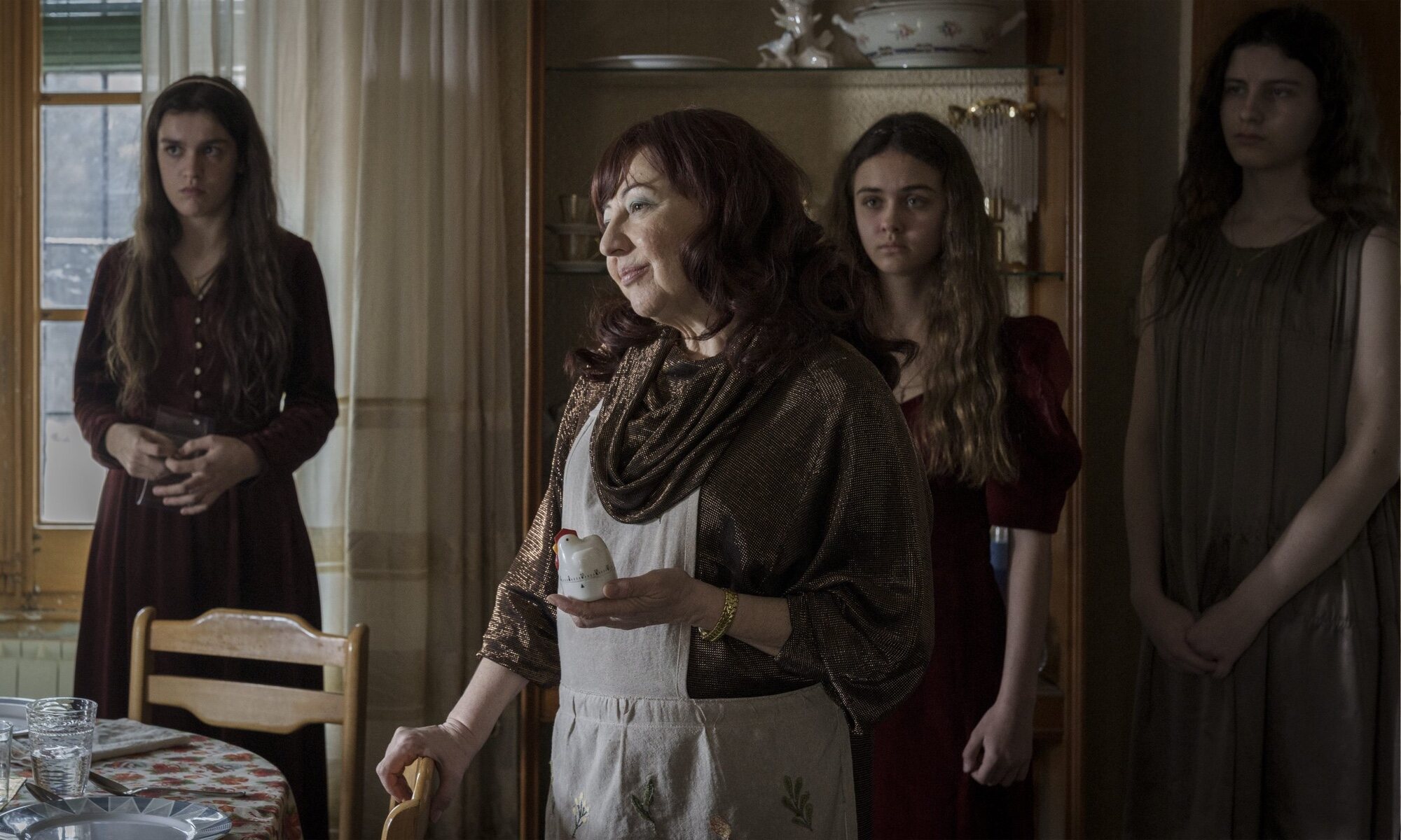 Carmen Machi como Montse junto a tres de sus hijas en 'La Mesías'