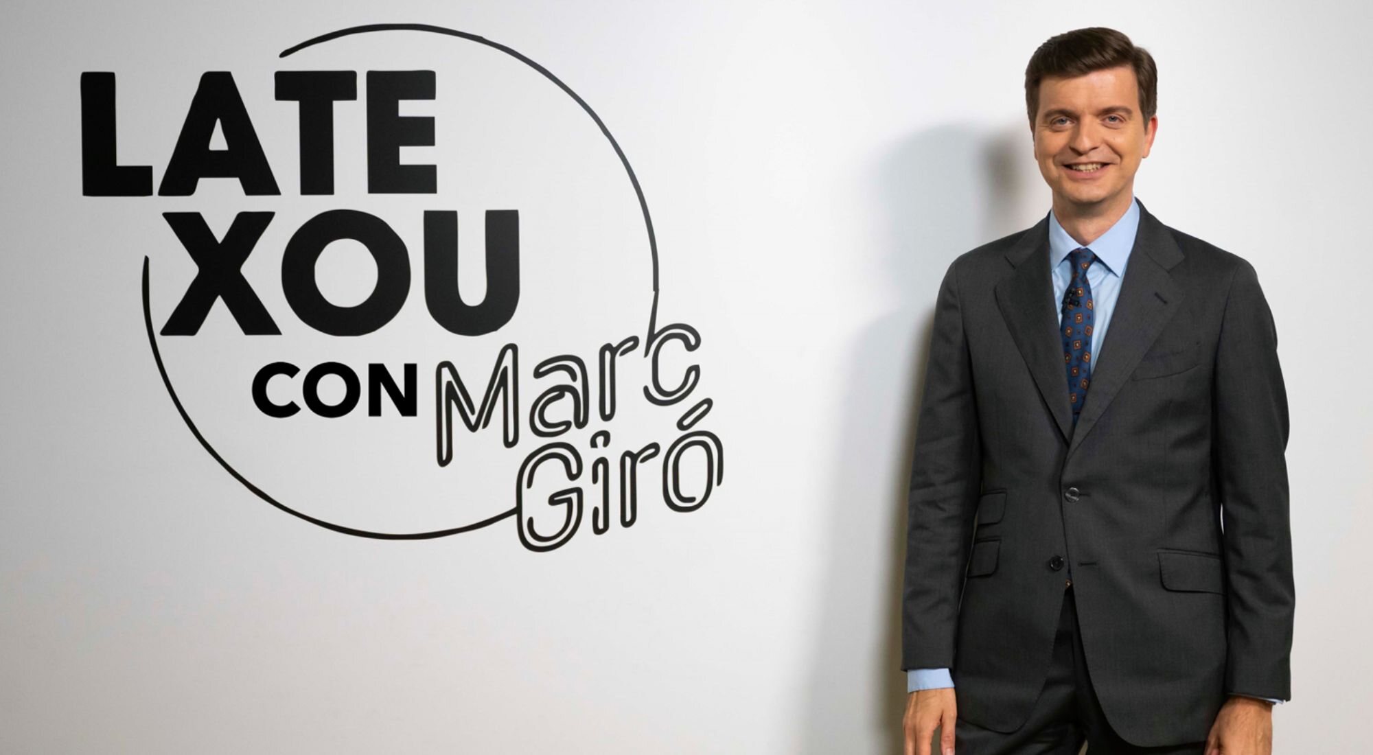 Marc Giró y el logo de 'Late Xou'