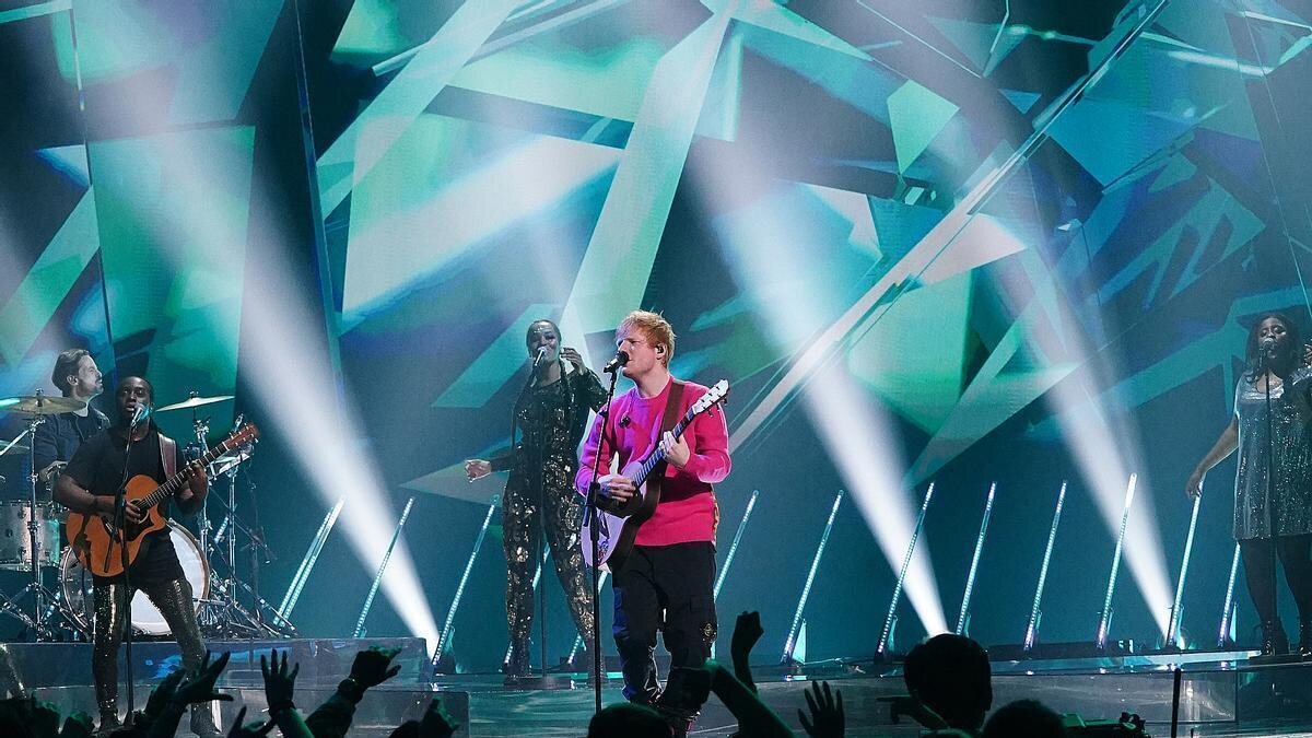 Ed Sheeran actuando en los MTV EMAs 2021