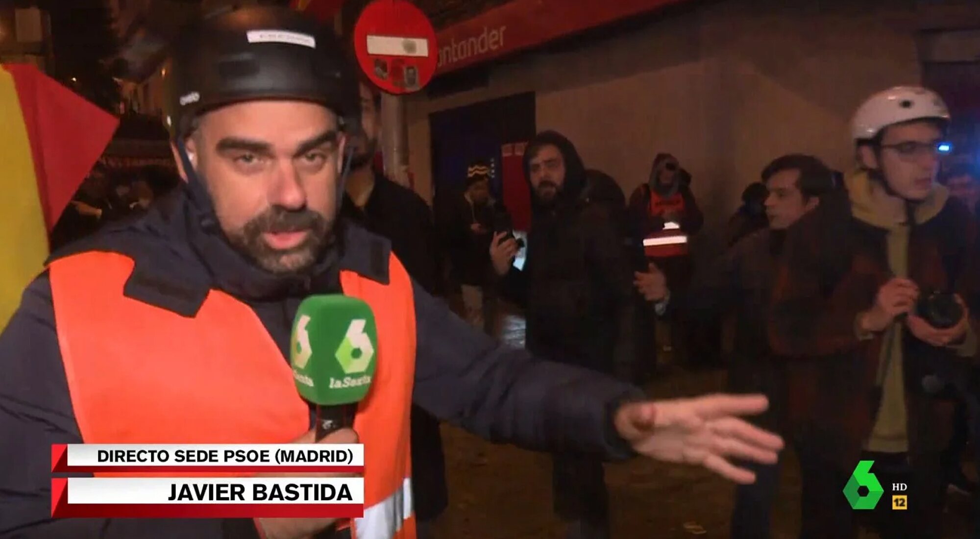 El periodista Javier Bastida es increpado en directo en 'El intermedio' en los alrededores de Ferraz