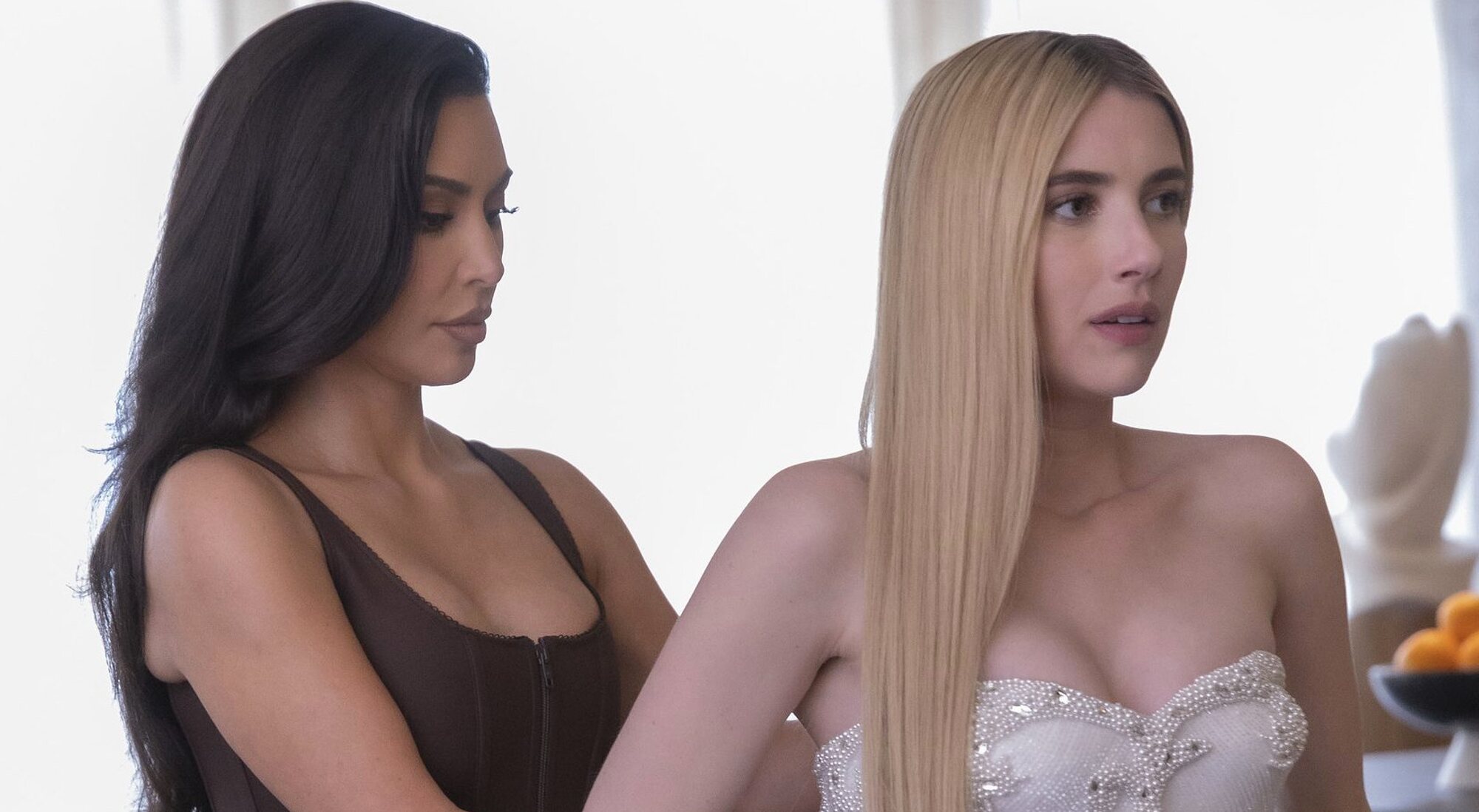 Kim Kardashian y Emma Roberts en 'American Horror Story'