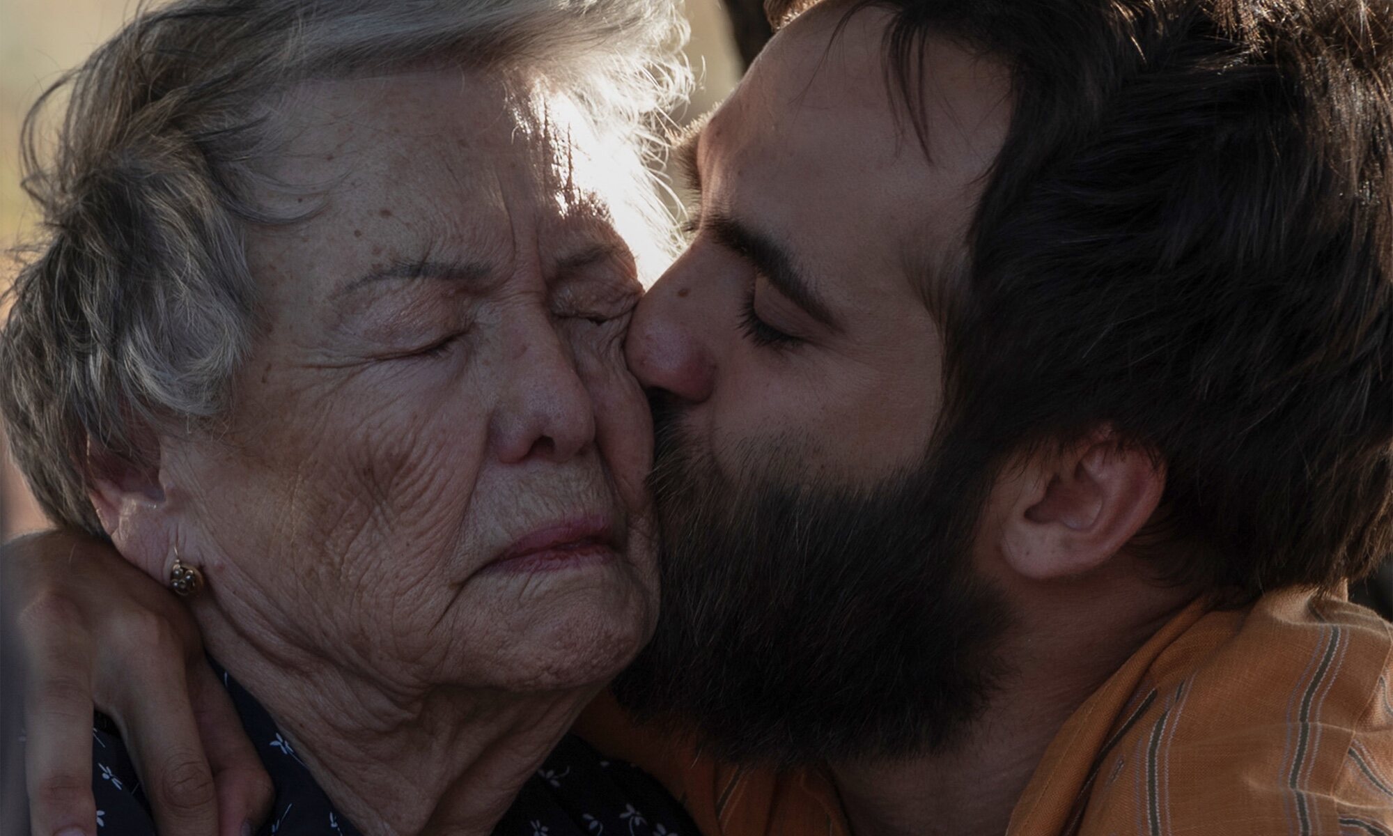 Carlos besa a Herminia, en el capítulo final de 'Cuéntame cómo pasó'