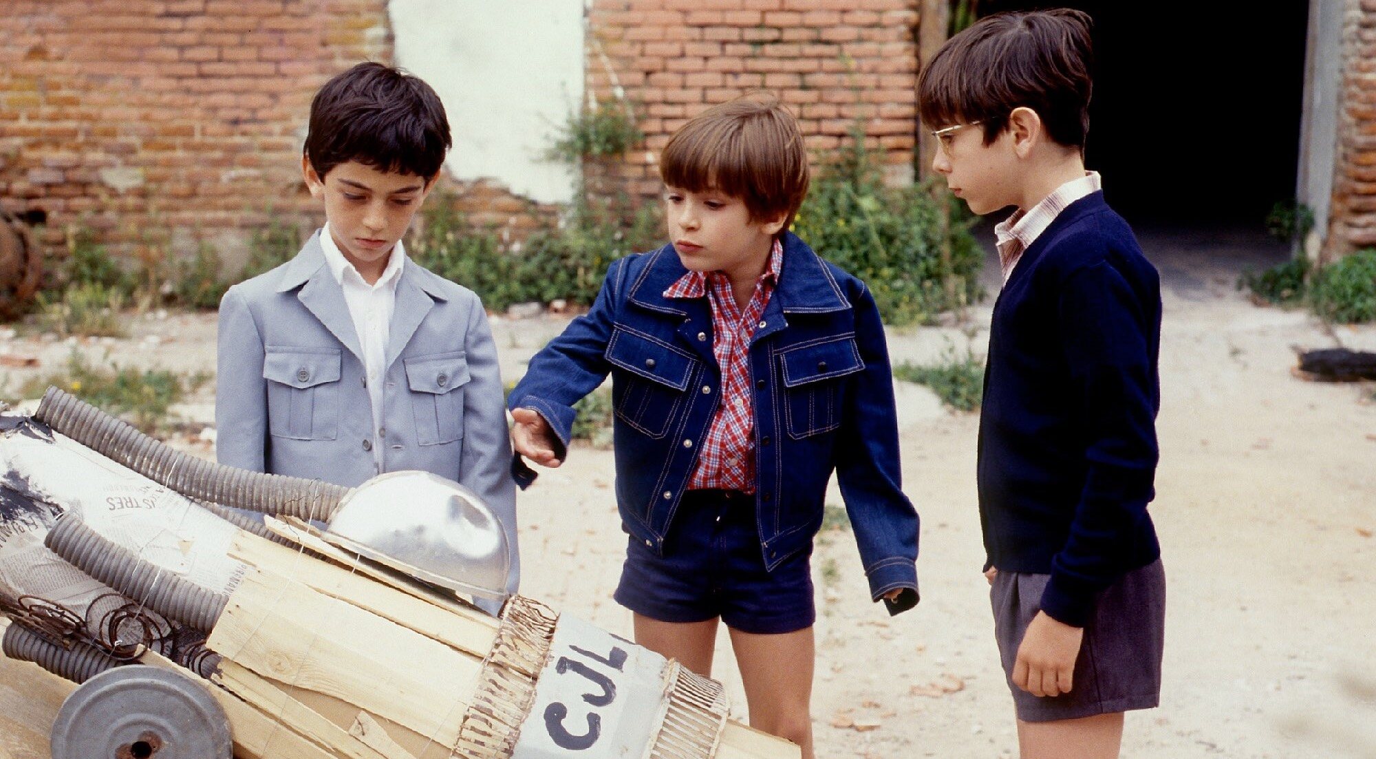 Carlitos (Ricardo Gómez) y sus amigos en los inicios de 'Cuéntame'