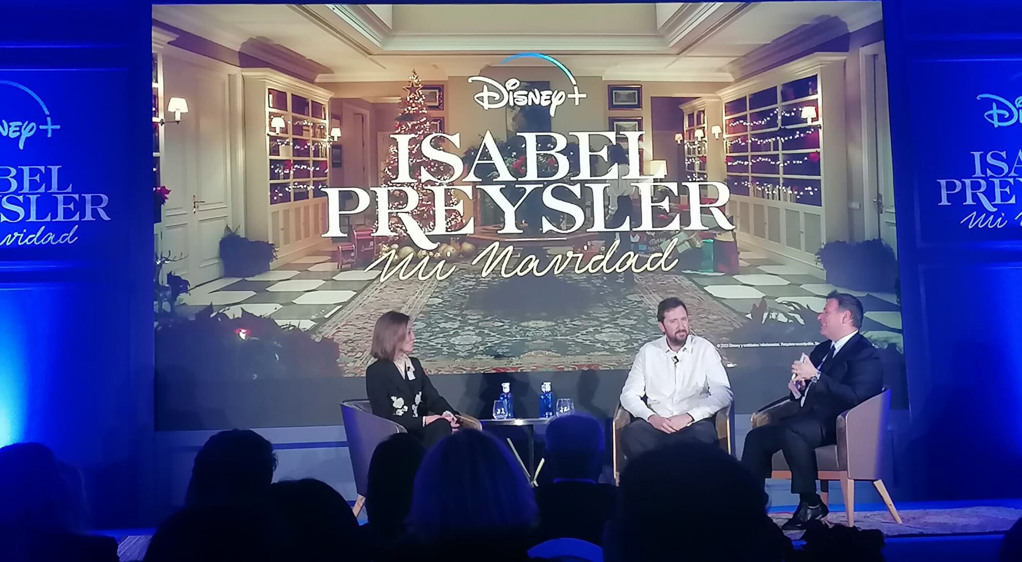 Isabel Preysler, Manu Montejo y Carlos Latre en la presentación de 'Isabel Preysler: Mi Navidad'