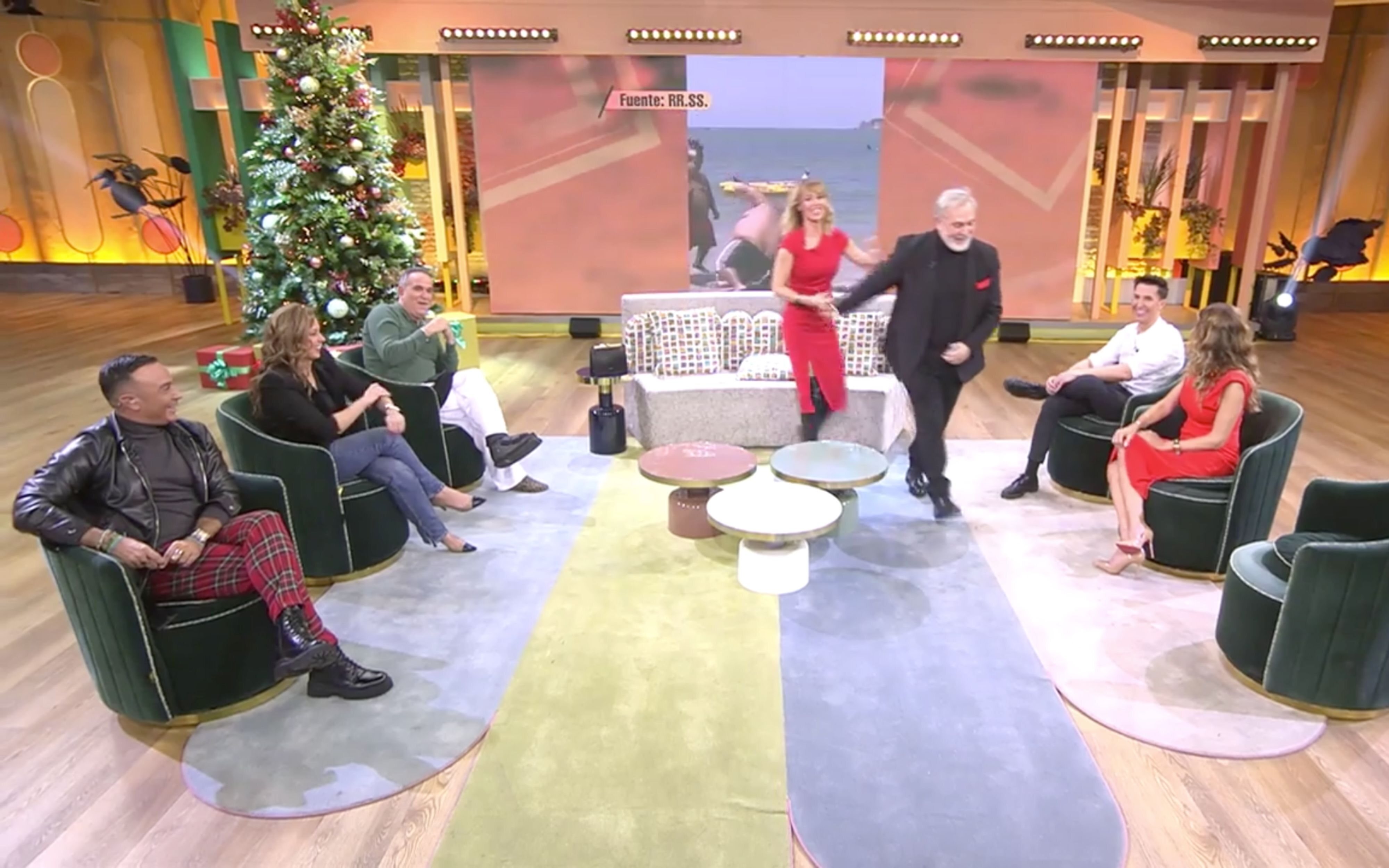 Emma García y Enrique del Pozo junto con sus compañeros en 'Fiesta'