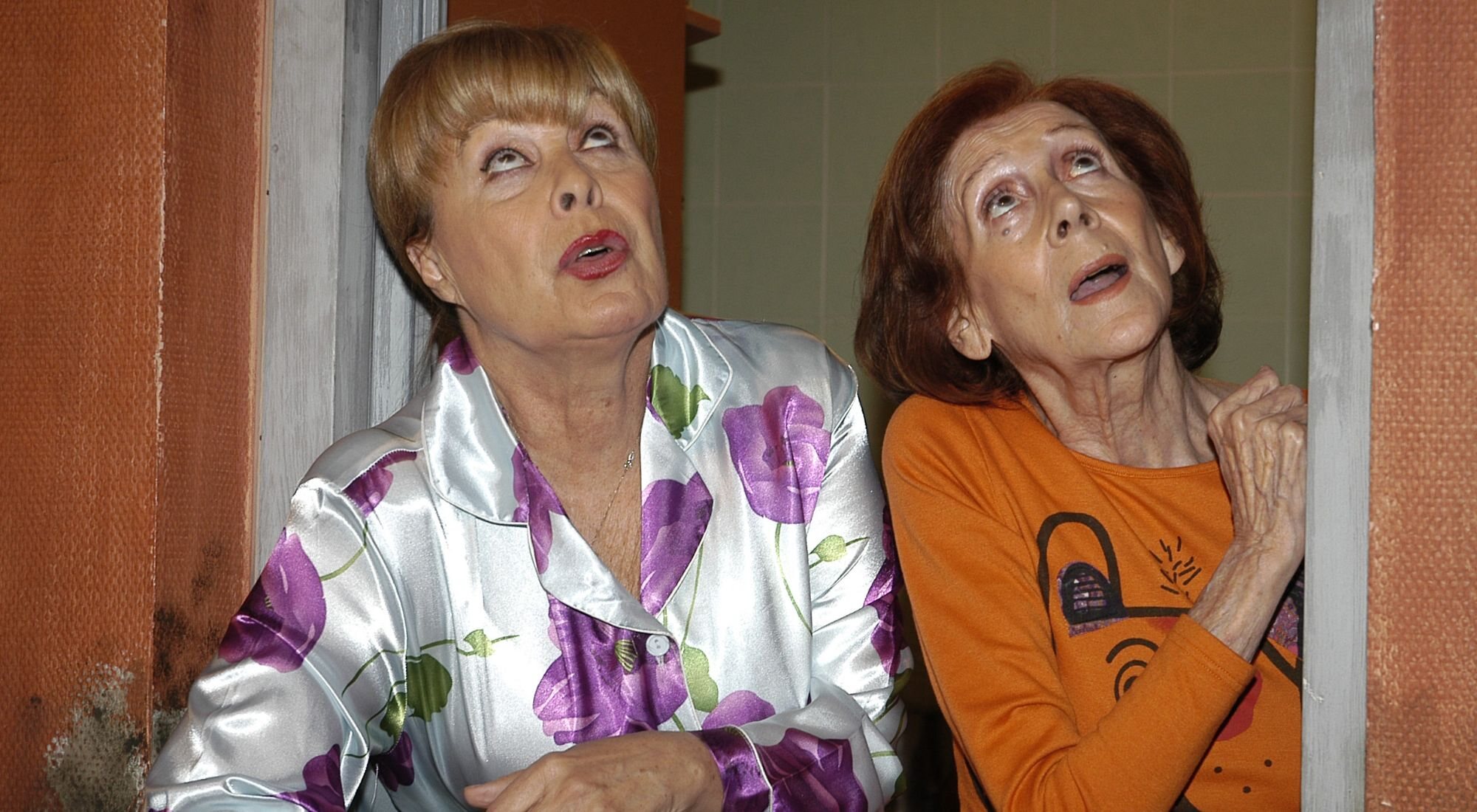 Gemma Cuervo y Mariví Bilbao asomadas en la ventana en 'Aquí no hay quien viva'
