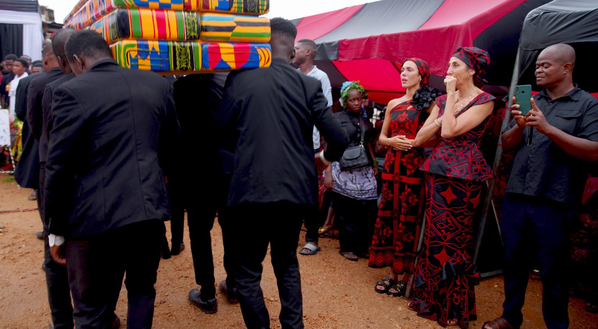 Paz Padilla y Anna Ferrer asisten a un funeral en 'Te falta un viaje'