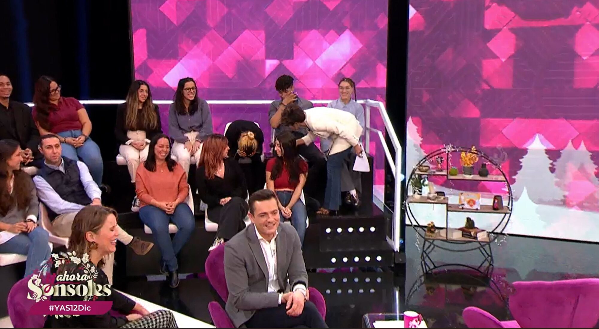 Sonsoles Ónega se acerca a una pareja del público en &#39;Y ahora, Sonsoles&#39;