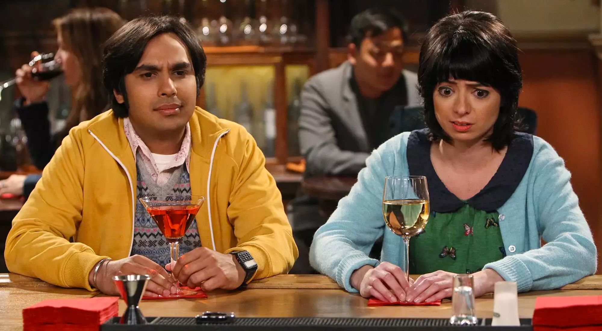 Kunal Nayyar y Kate Micucci en 'The Big Bang Theory'