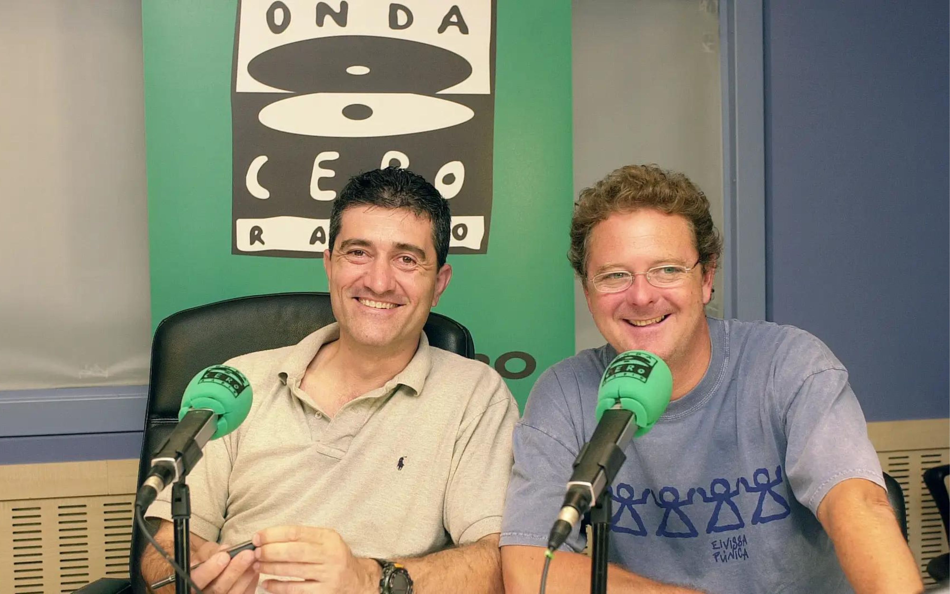 Guillermo Fesser y Juan Luis Cano presentando 'Gomaespuma' en Onda Cero