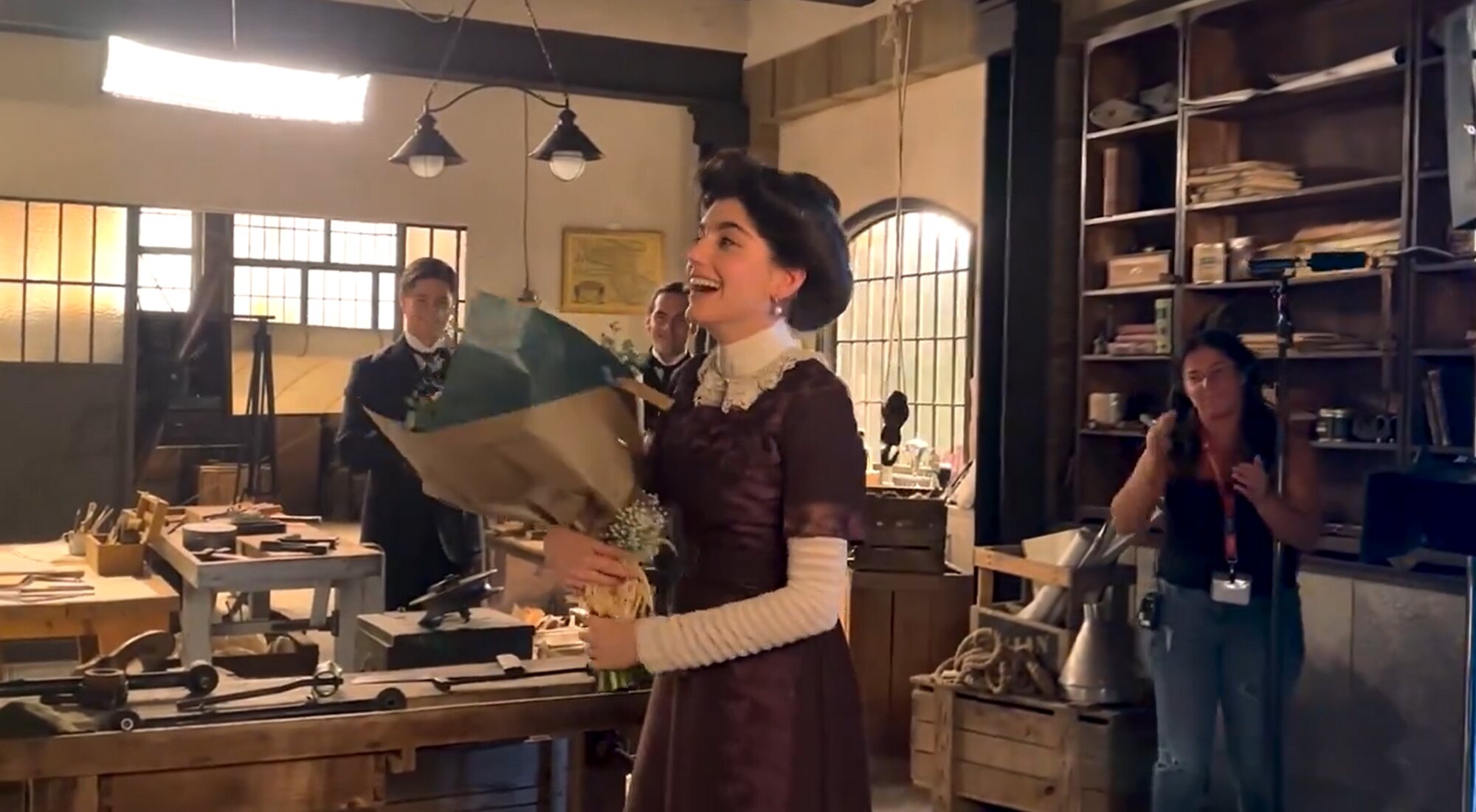 Paula Losada recibe el cariño de sus compañeros de 'La promesa' en su despedida