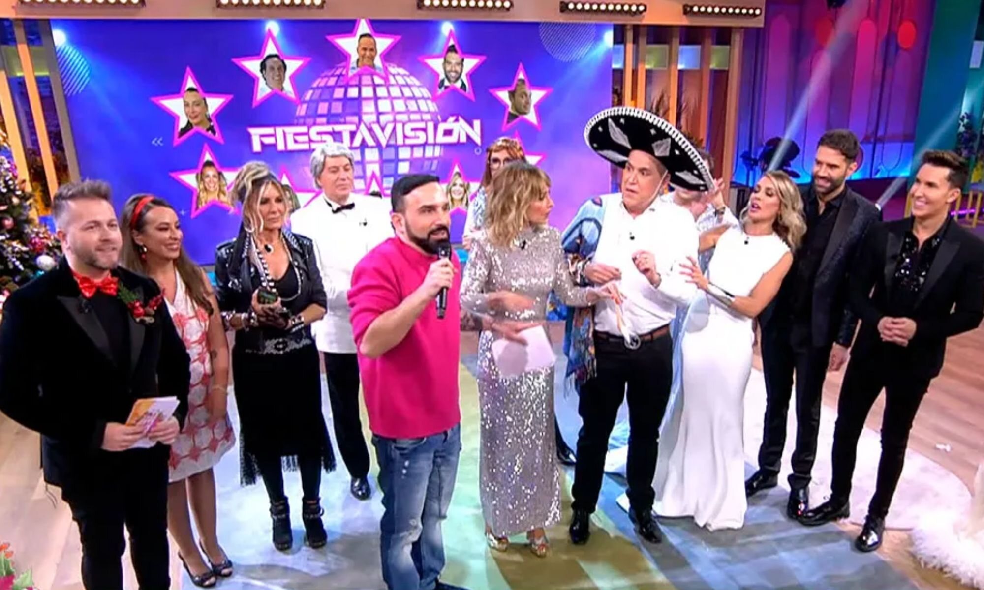 Emma García y los concursantes de 'Fiestavisión' en 'Fiesta'