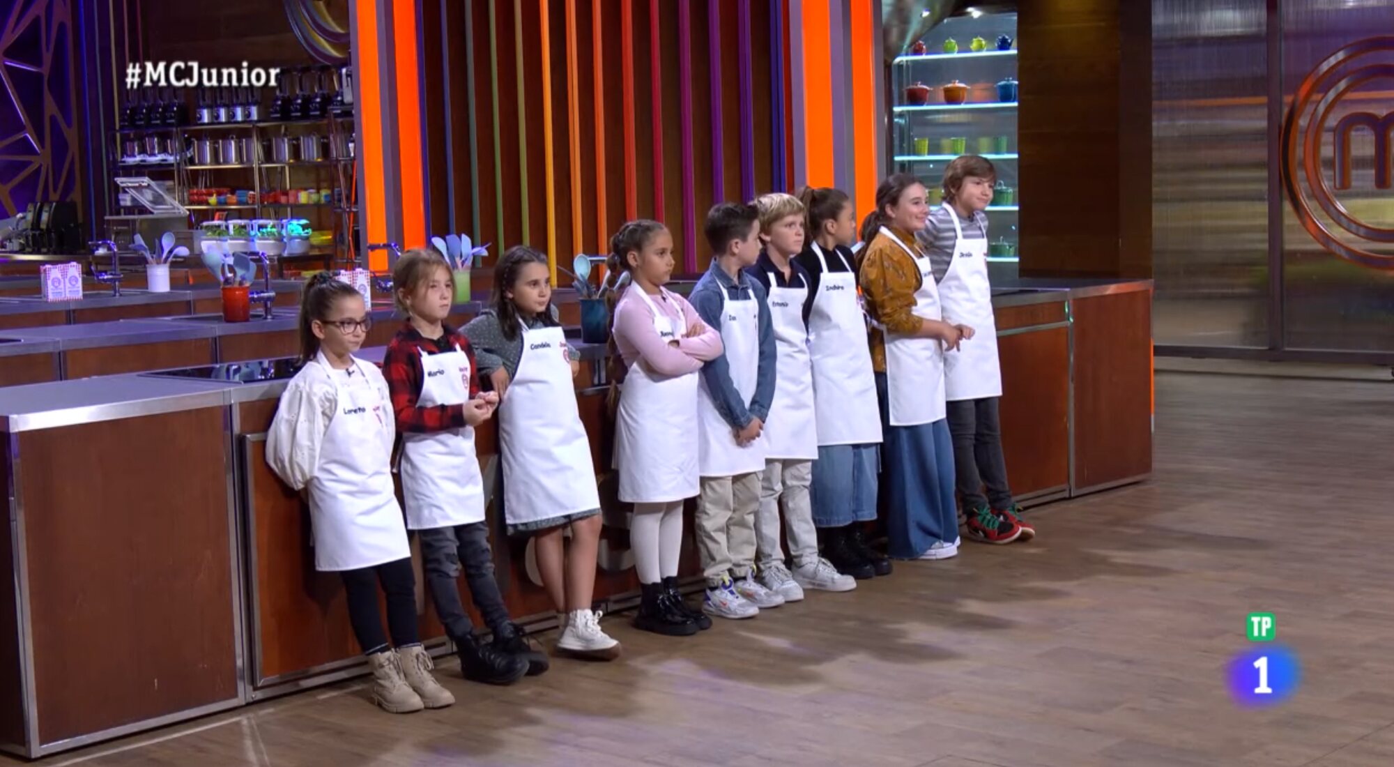 Los aspirantes de 'MasterChef 10' con sus compañeras repescadas antes de la expulsión de Juana e Ian