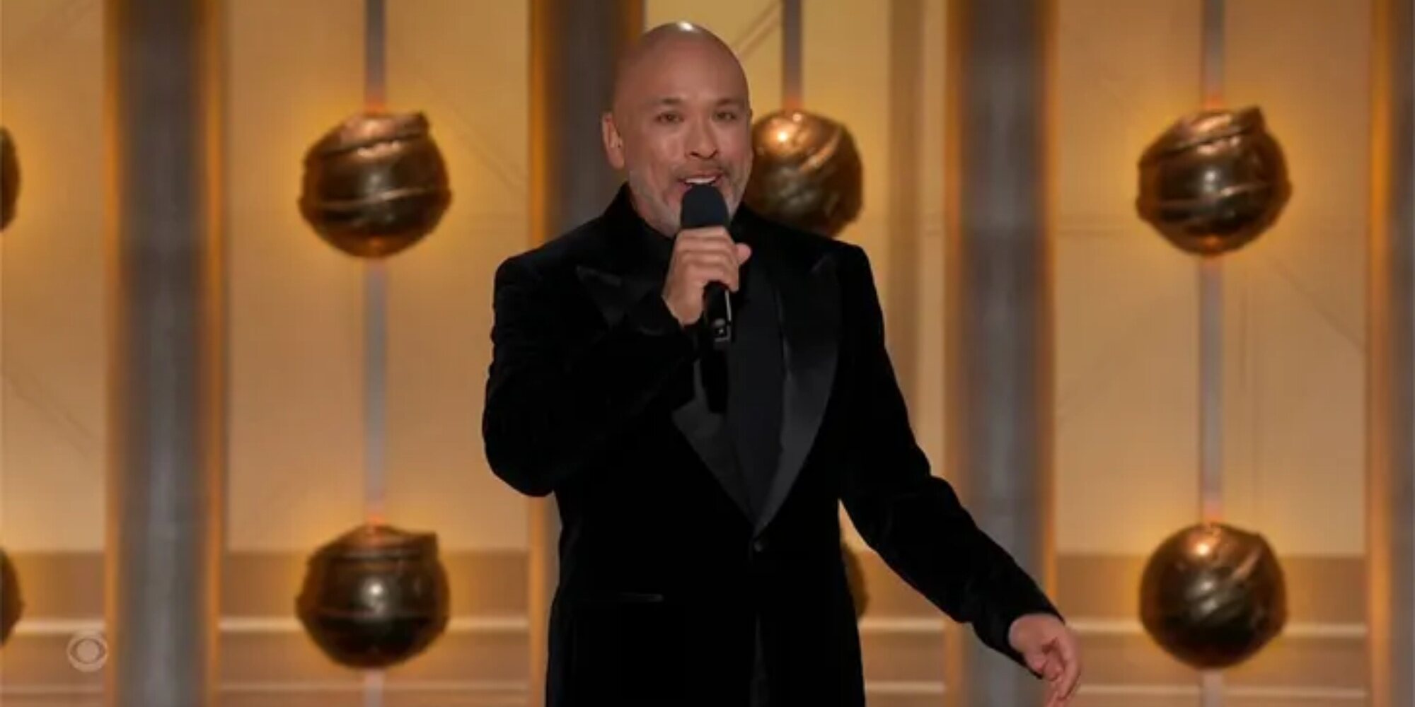 Jo Koy durante el monólogo de apertura de los Globos de Oro 2024