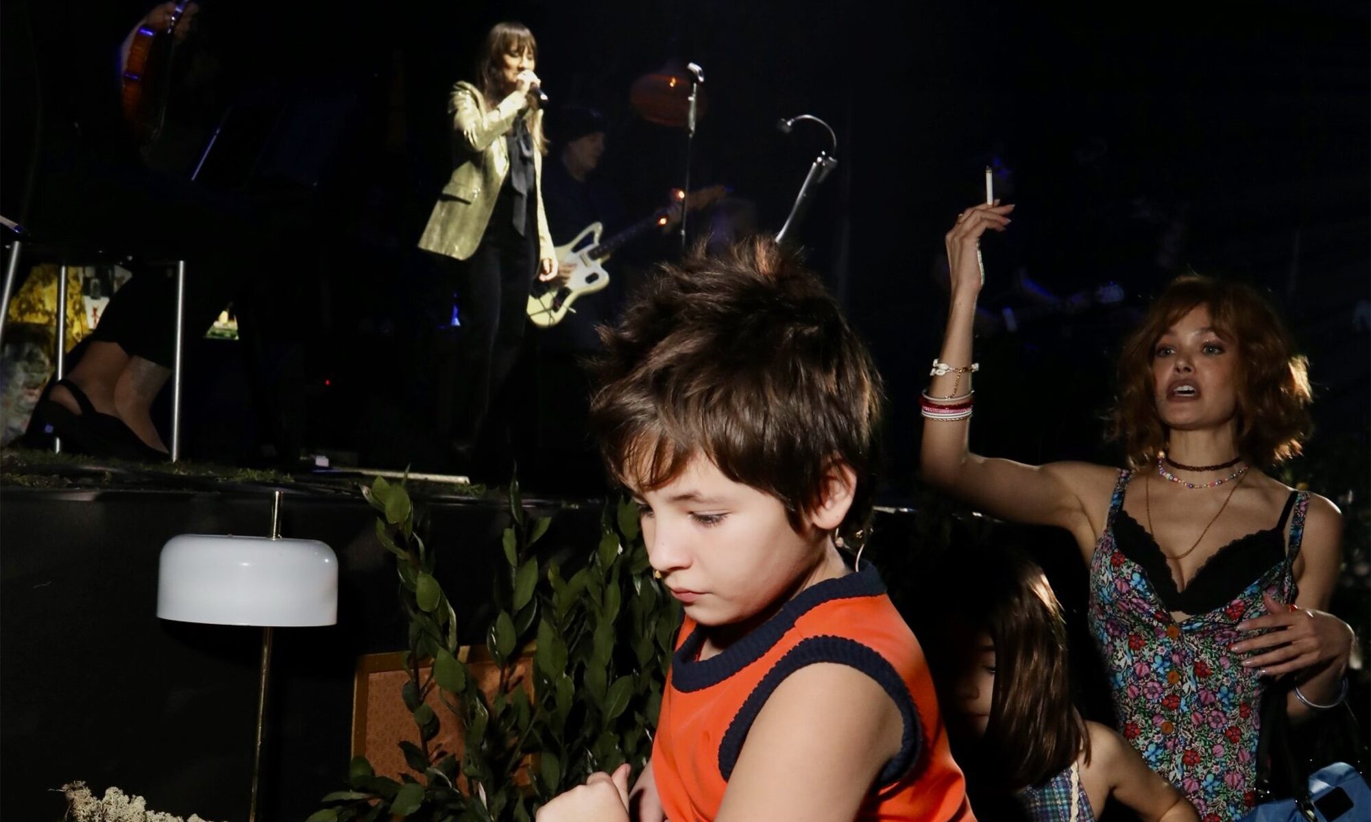 Ana Rujas y sus hijos de &#39;La Mesías&#39;, durante la actuación de Amaral